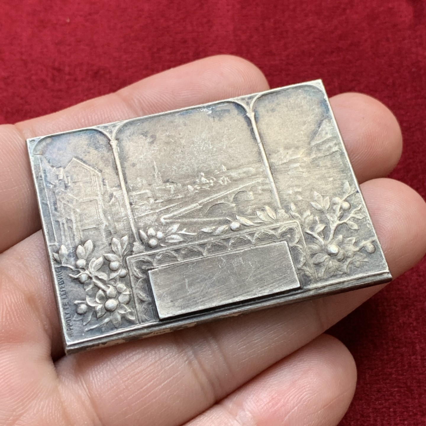 《竞宝斋》第100场-纪念拍卖 (全场包邮)中拍得限量纪念章 法国 鲁昂市 镀银通常 1900前后  莱斐伏尔 作品 梅拉德夫人静坐在塞纳河边 背面为三联城市景观图 44克 37X50mm 非常好