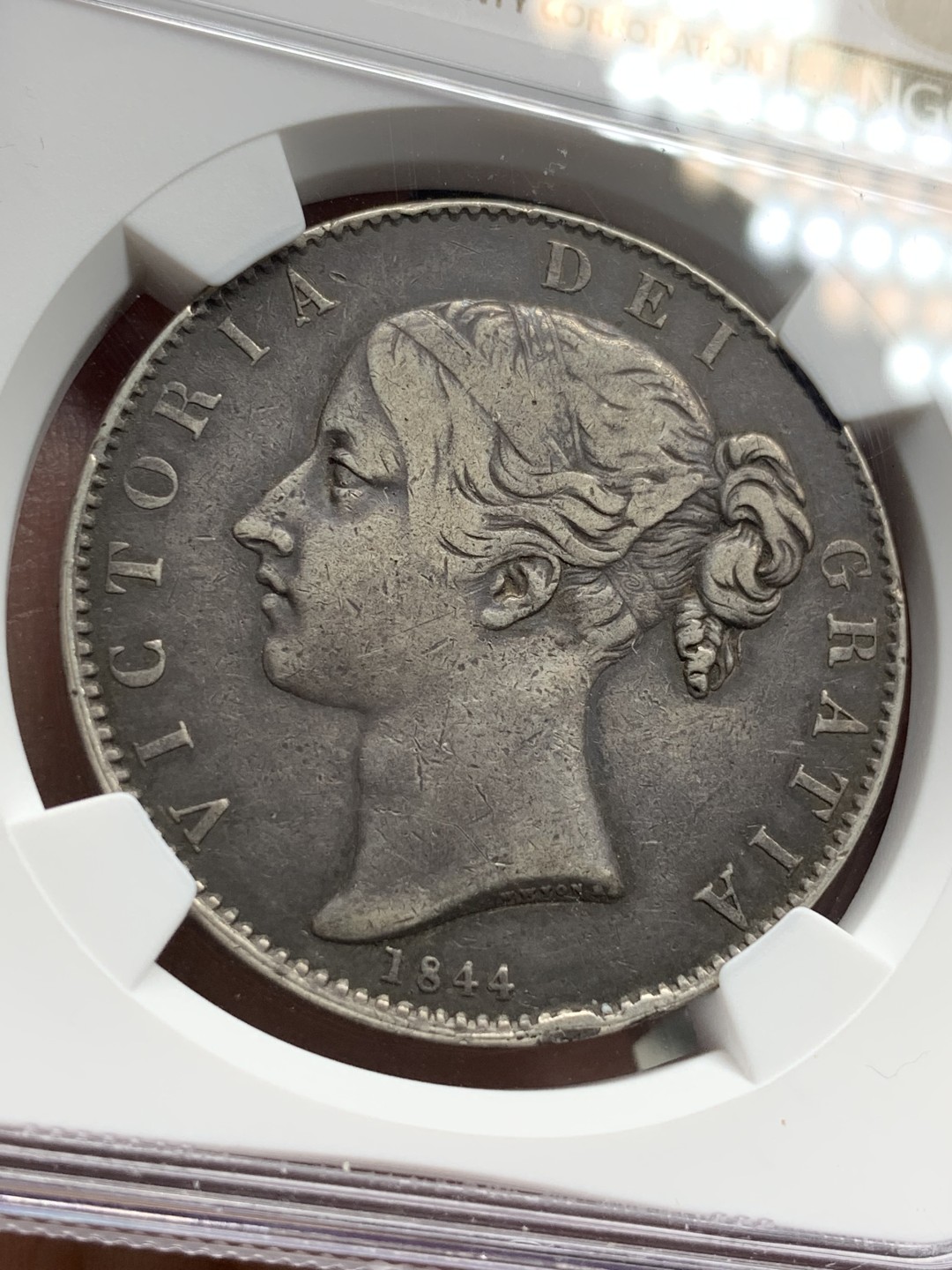 《竞宝斋》第100场-纪念拍卖 (全场包邮)中拍得限量纪念章 NGC XF评级 英国 维多利亚 年轻盾徽版克朗银币 高分与哥特克朗并驾齐驱 这枚有一磕 太可惜了 细节都很好