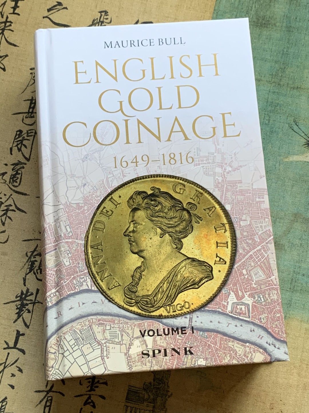 《竞宝斋》第100场-纪念拍卖 (全场包邮)中拍得限量纪念章 Spink Book。EGC,1649-1816年英国金币参考目录图书。精装，全新完美品。216*136mm，680页，全幅彩色插图。这本全新的综合指南涵盖了每种类型的英国金币，包括许多新品种以及当前价格。EGC记录了英国金币的主要和许多次要认可的类型和模具。