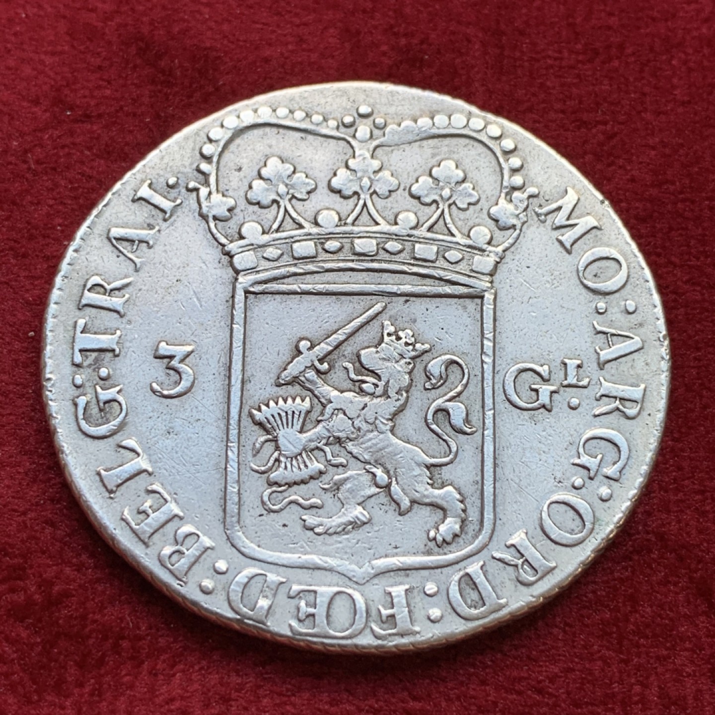 《竞宝斋》第100场-纪念拍卖 (全场包邮)中拍得限量纪念章 荷兰 1795年 3盾 女站人大银币 31.34克 的大重量  打制均匀 细节很不错 难得裸币 斜边齿 非常有特色