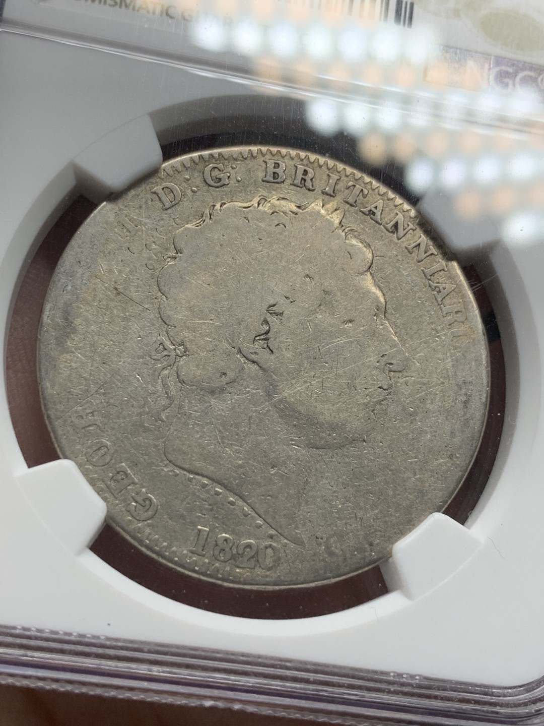 《竞宝斋》第100场-纪念拍卖 (全场包邮)中拍得限量纪念章 NGC G4 英国 1820年 乔三 马剑克朗银币 200年的历练 温润的状态 MS易得 低分难求