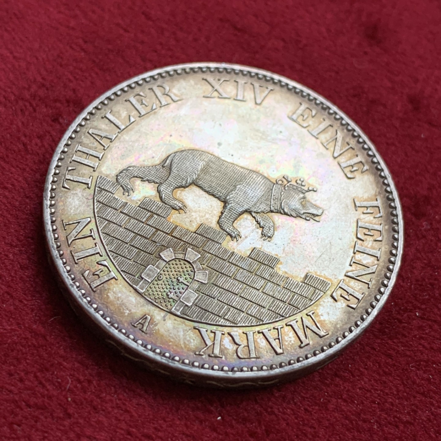 《竞宝斋》第100场-纪念拍卖 (全场包邮)中拍得限量纪念章 德国 安哈特 1855年 小熊爬墙 1泰勒大银币 双面炫五彩  细节没得说 自己都没有了 见视频吧