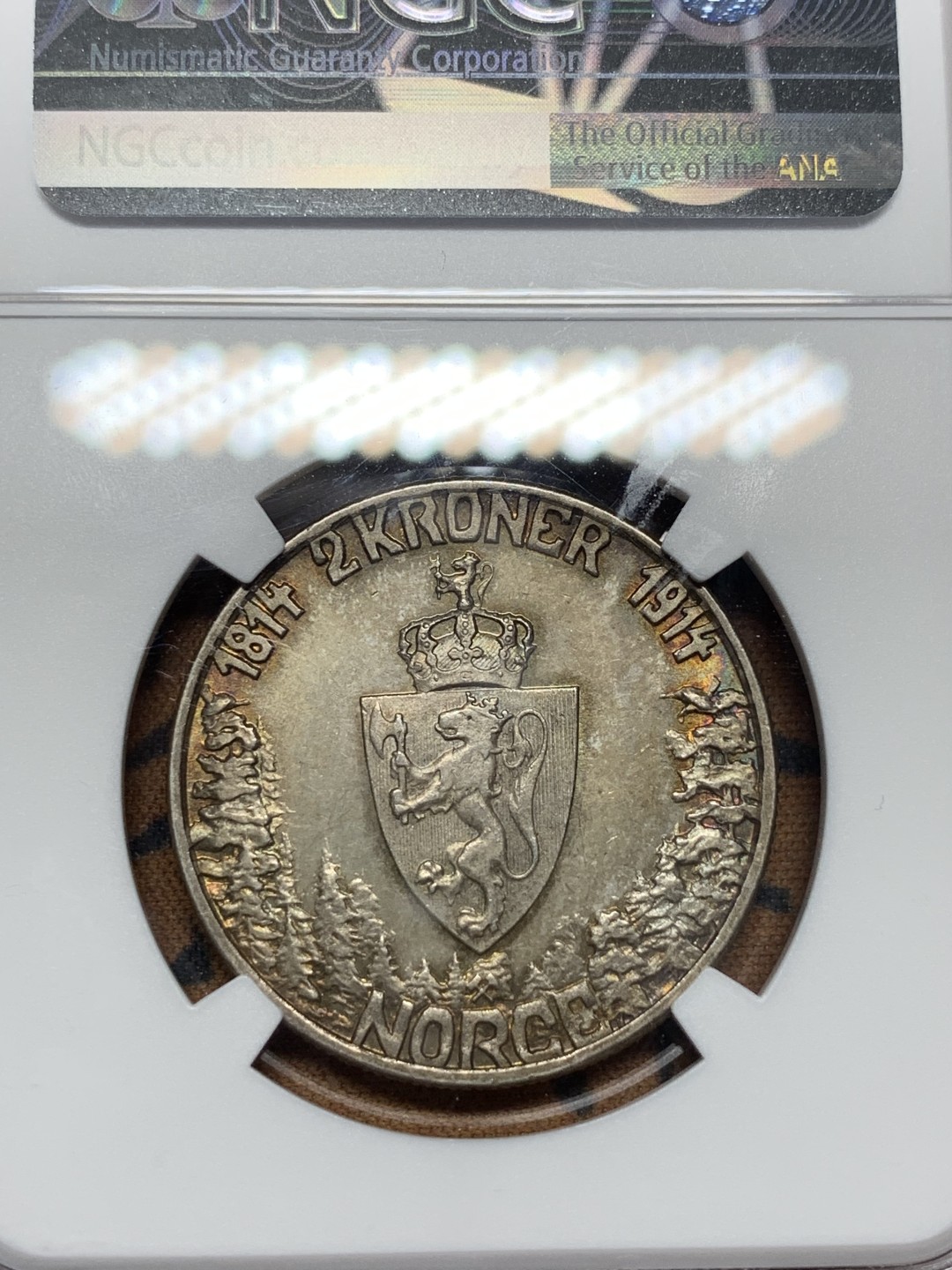 《竞宝斋》第100场-纪念拍卖 (全场包邮)中拍得限量纪念章 NGC AU58 挪威 1914年 宪法百年 2克朗银币 超炫五彩 人像端立 背面细节拉满 北欧品种都不品便宜
