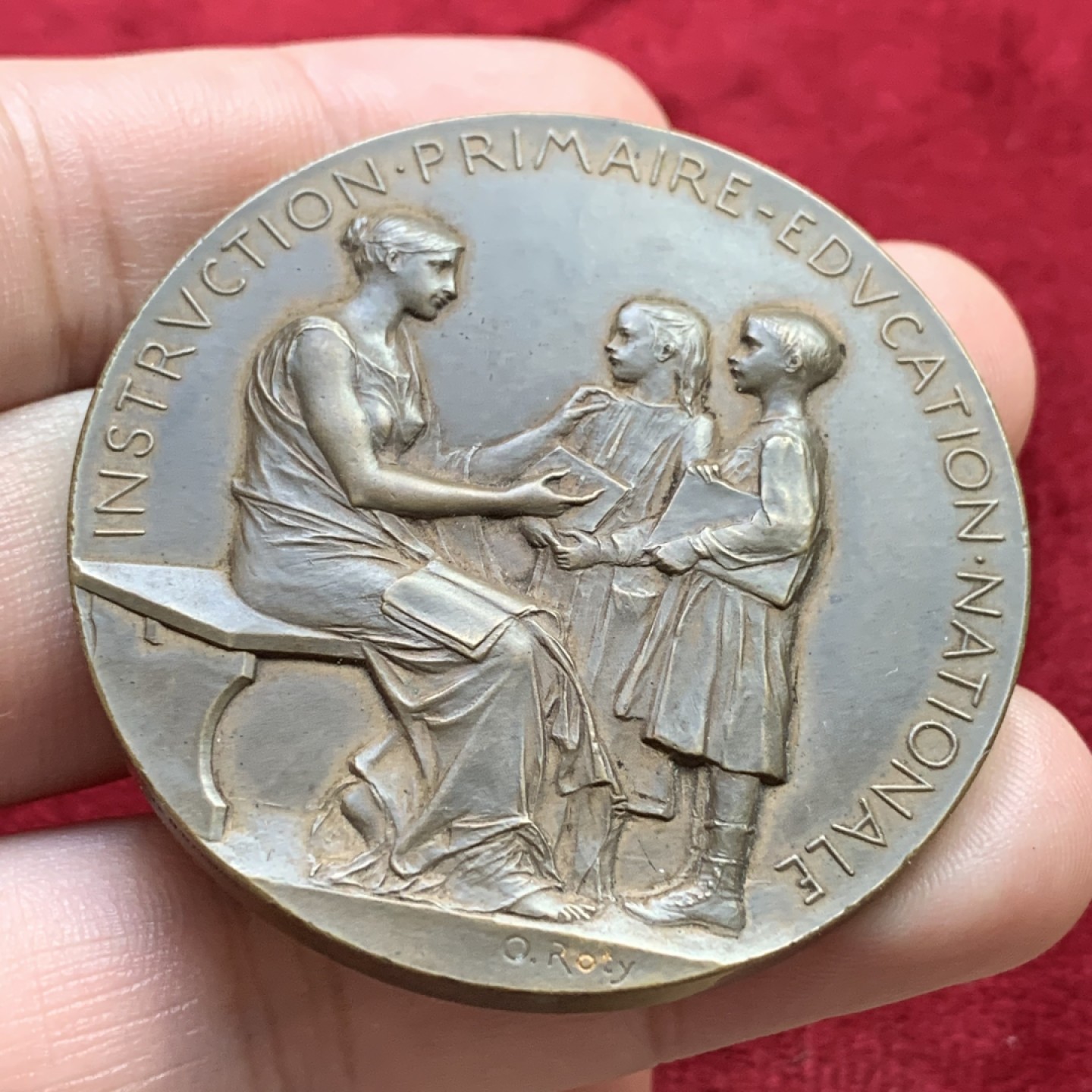 《竞宝斋》第100场-纪念拍卖 (全场包邮)中拍得限量纪念章 罗蒂作品 1899年 法国 初级教育 铜章 原铸带原盒 细节飘逸 非仿制能比 经典之作 66.7克 50.5mm 大规格