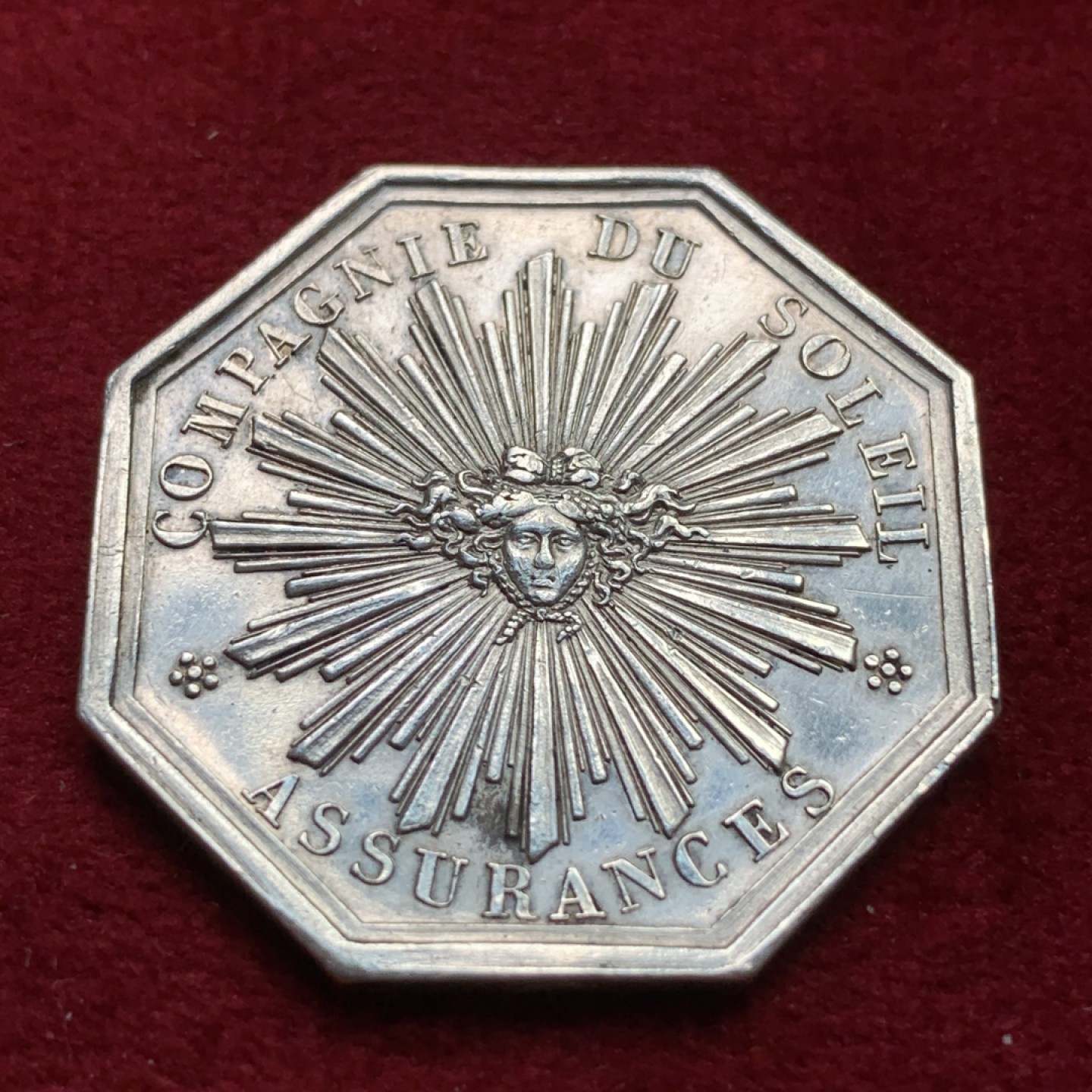 《竞宝斋》第100场-纪念拍卖 (全场包邮)中拍得限量纪念章 法国1832至1841年 菲利普美杜莎美女蛇银质八角代币 细节好 少见品种  重10.13克 对角直径33.1mm 