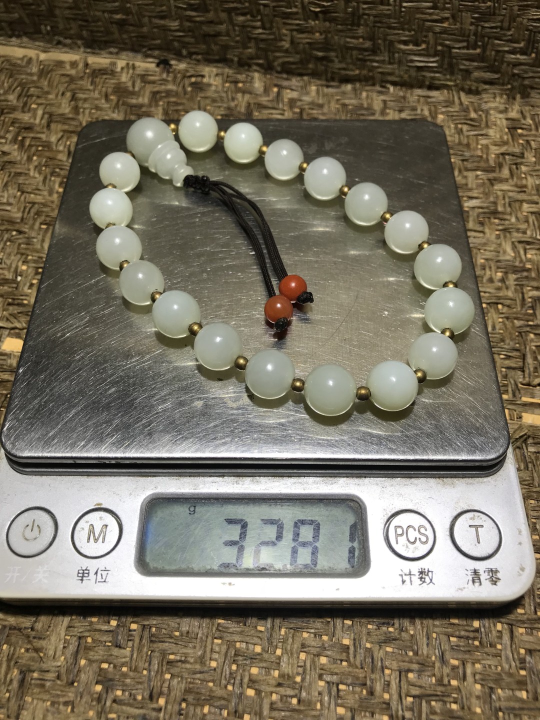 仅此一条！精美和田玉十八子手持一条