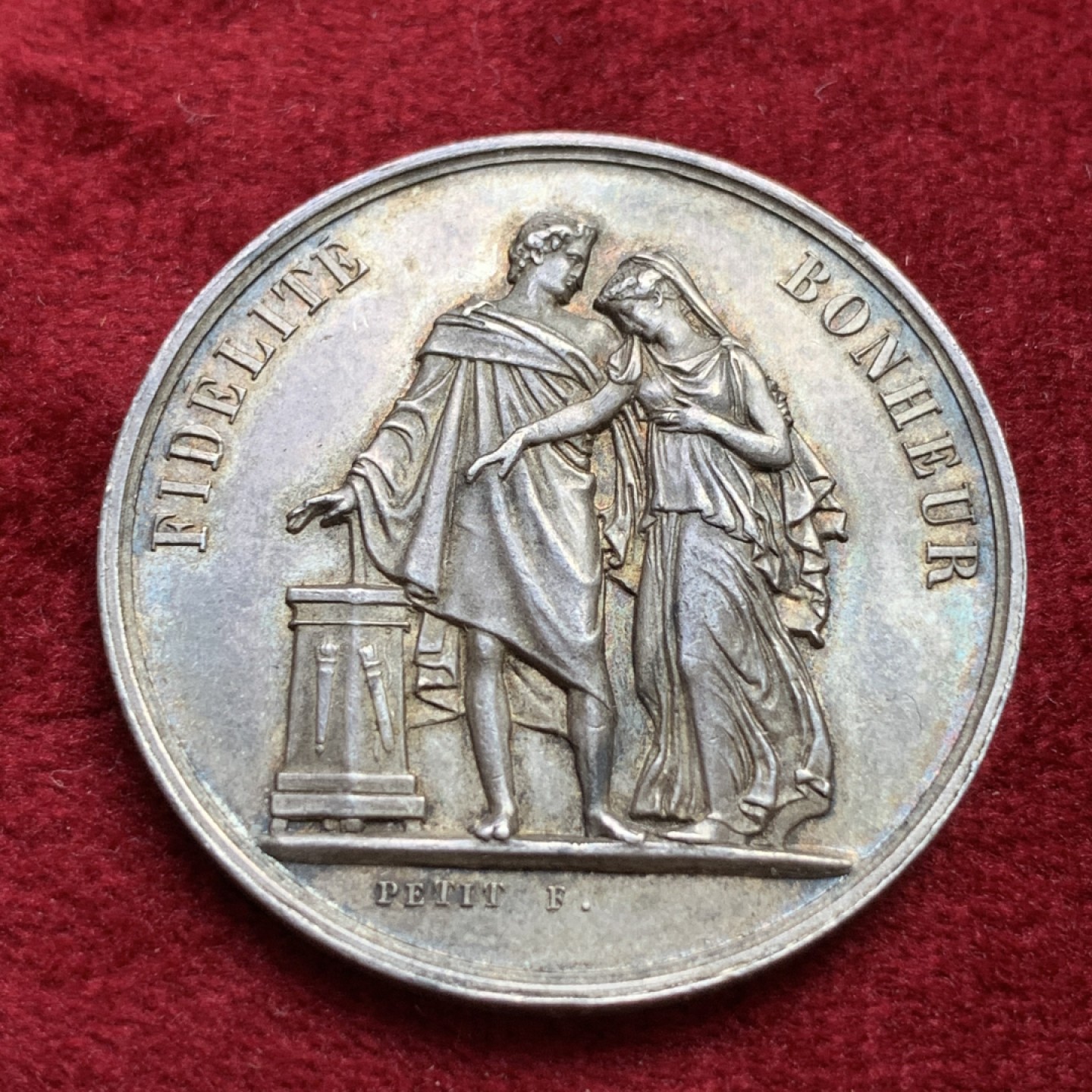 《竞宝斋》第100场-纪念拍卖 (全场包邮)中拍得限量纪念章 法国 1876年 银质婚章 深五彩包浆 背面花体铭文 边缘带新人名字及结婚日期 蜜蜂边铭 银标 直径33.7mm 重16克