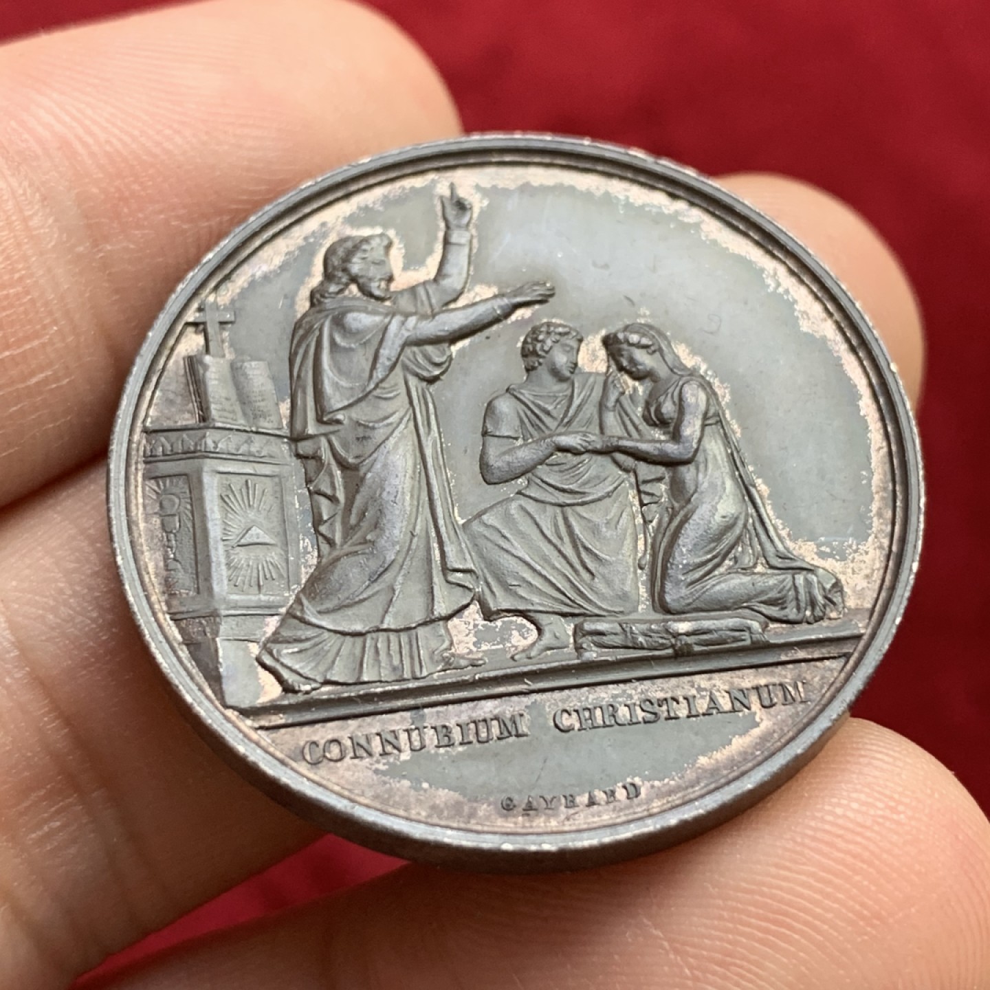 《竞宝斋》第100场-纪念拍卖 (全场包邮)中拍得限量纪念章 法国19世纪 银质结婚纪念章 背面带字母缩写 深褐色包浆 状态非常好 直径32.7mm 重16.33克