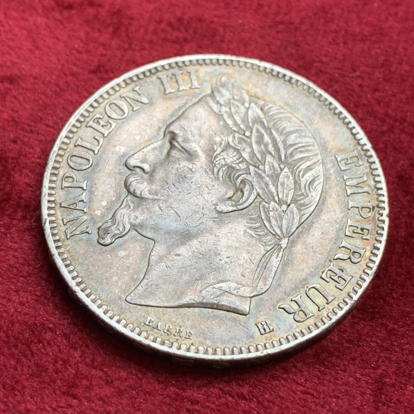 《竞宝斋》第100场-纪念拍卖 (全场包邮)中拍得限量纪念章 法国 1867年 拿三5法郎银币 双面深五彩包浆 细节保存很好 鹰基本没有磨损