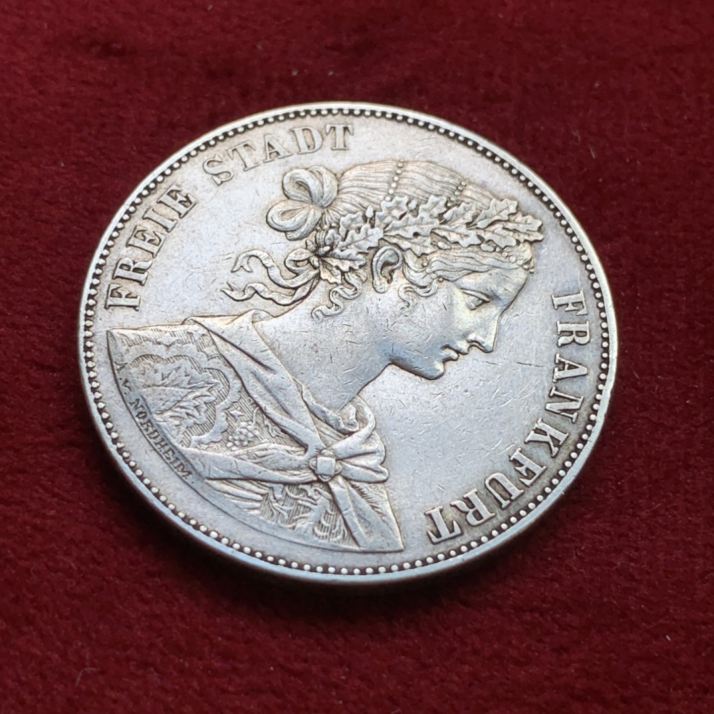 《竞宝斋》第100场-纪念拍卖 (全场包邮)中拍得限量纪念章 德国 1859年 法兰克福 少女 1泰勒 银币 细节好，不多见