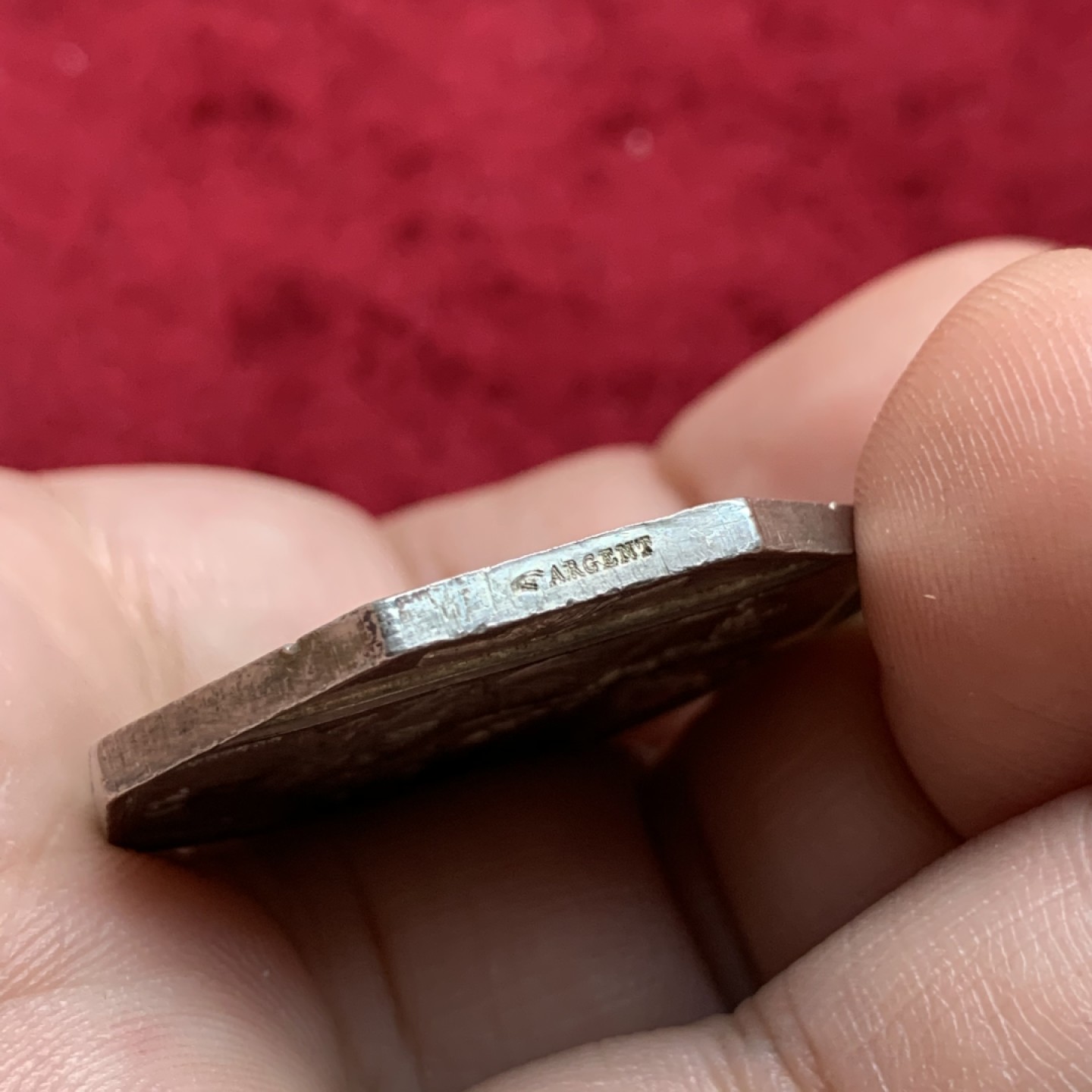 《竞宝斋》第100场-纪念拍卖 (全场包邮)中拍得限量纪念章 法国1845至1860年 公证人银质八角代币 重14.46克 对角直径36.1mm 深五彩包浆 状态难得 手指边铭 银标