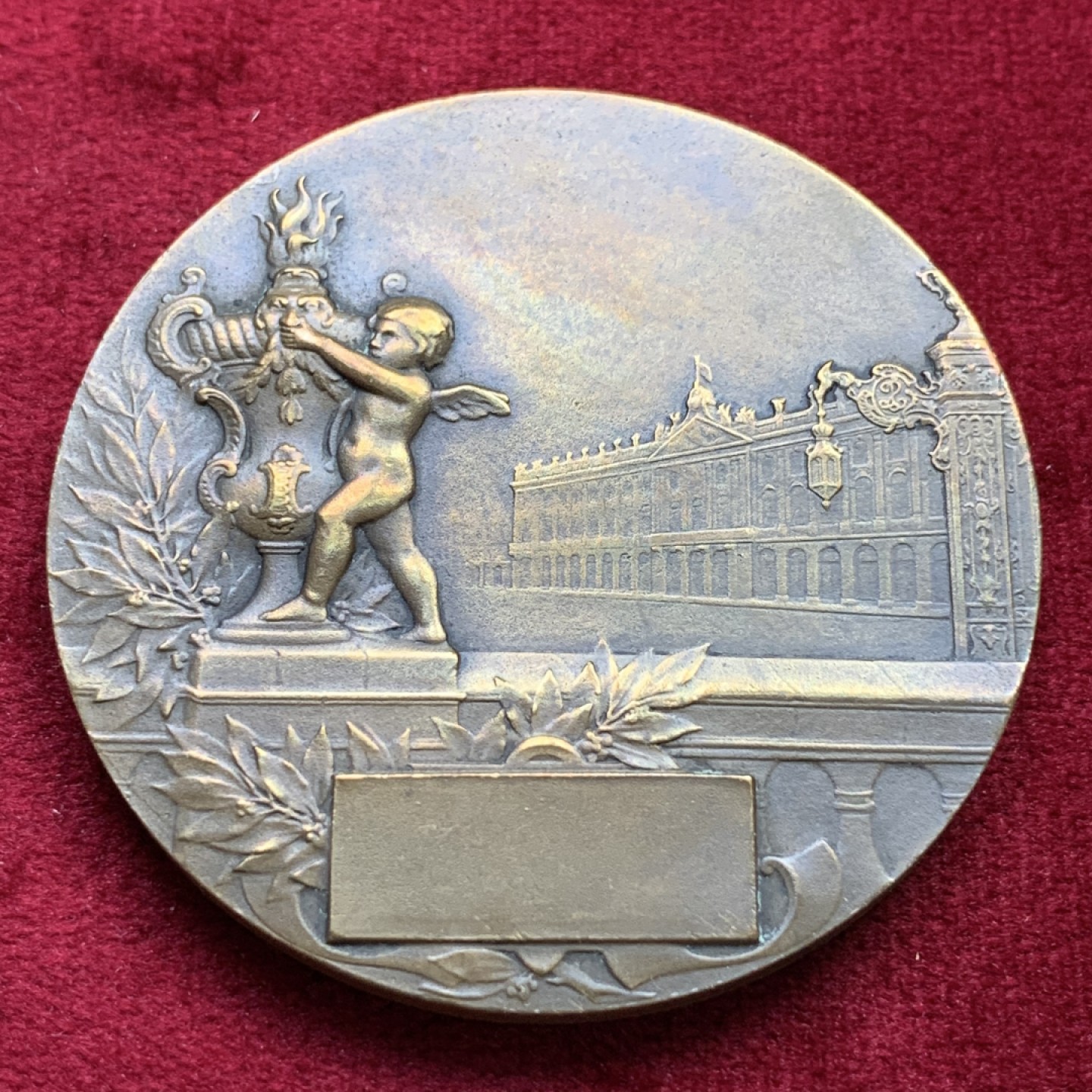 《竞宝斋》第100场-纪念拍卖 (全场包邮)中拍得限量纪念章 法国 1909年 东部国际博览会 铜章 正面大气，背面可爱 小孩堵着喷泉的嘴 非常有趣 60.2克 50mm大直径 丰饶角铜标