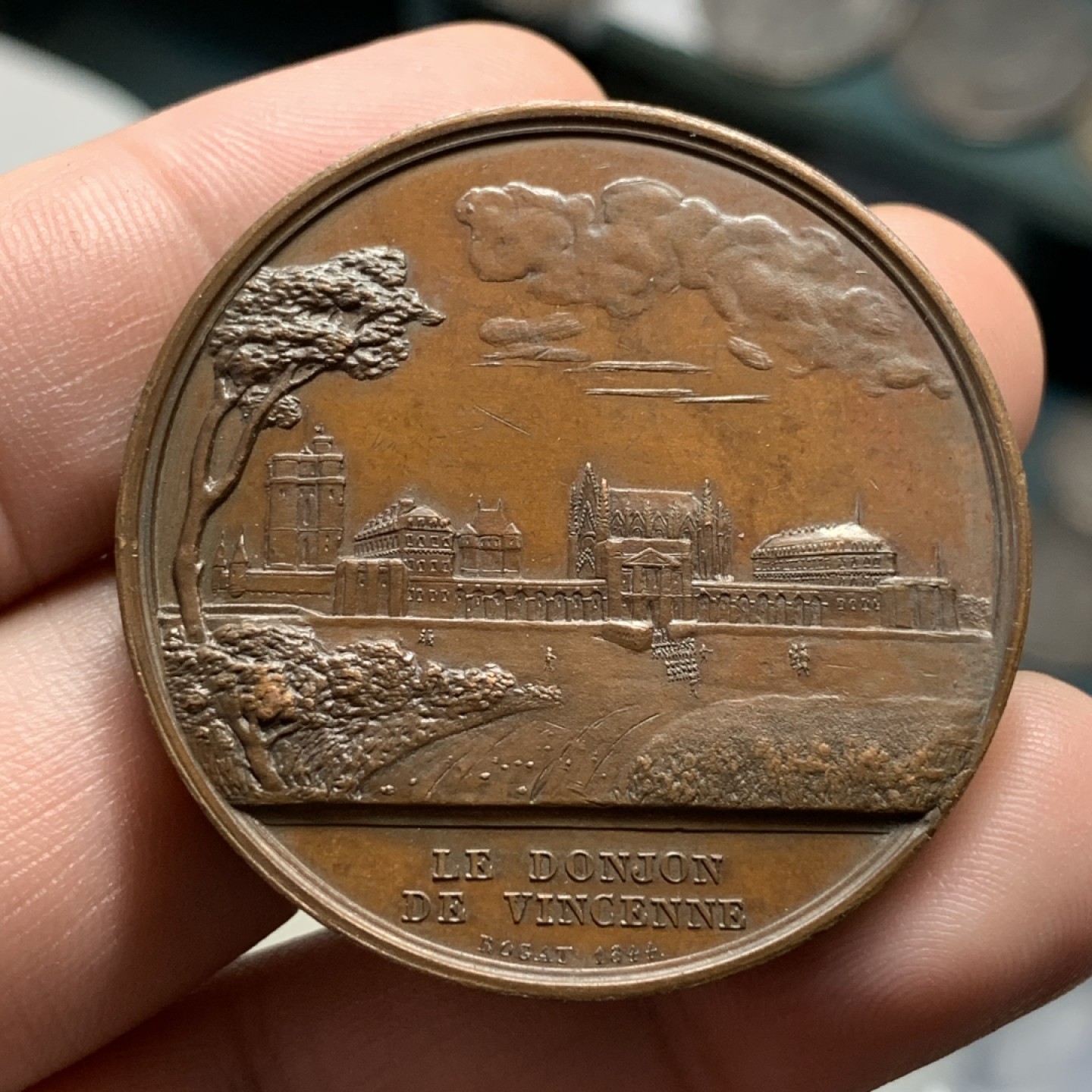 《竞宝斋》第100场-纪念拍卖 (全场包邮)中拍得限量纪念章 法国 1844年 纪念 攻占巴士底狱 铜章 巧克力包浆 细节精美 仿佛身临其境  重43.7克 直径42.4mm 厚重 手指铭