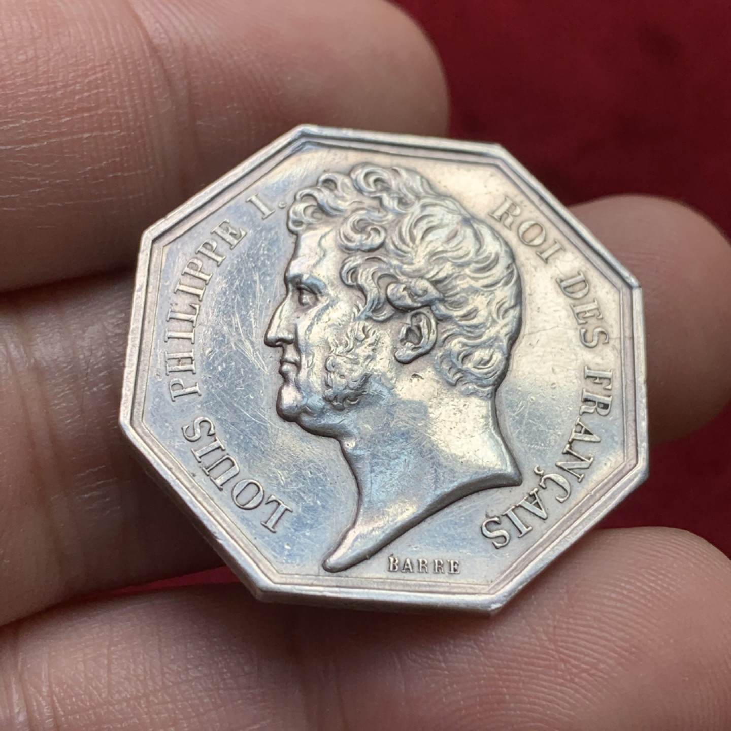 《竞宝斋》第100场-纪念拍卖 (全场包邮)中拍得限量纪念章 法国1832至1841年 菲利普美杜莎美女蛇银质八角代币 细节好 少见品种  重10.13克 对角直径33.1mm 