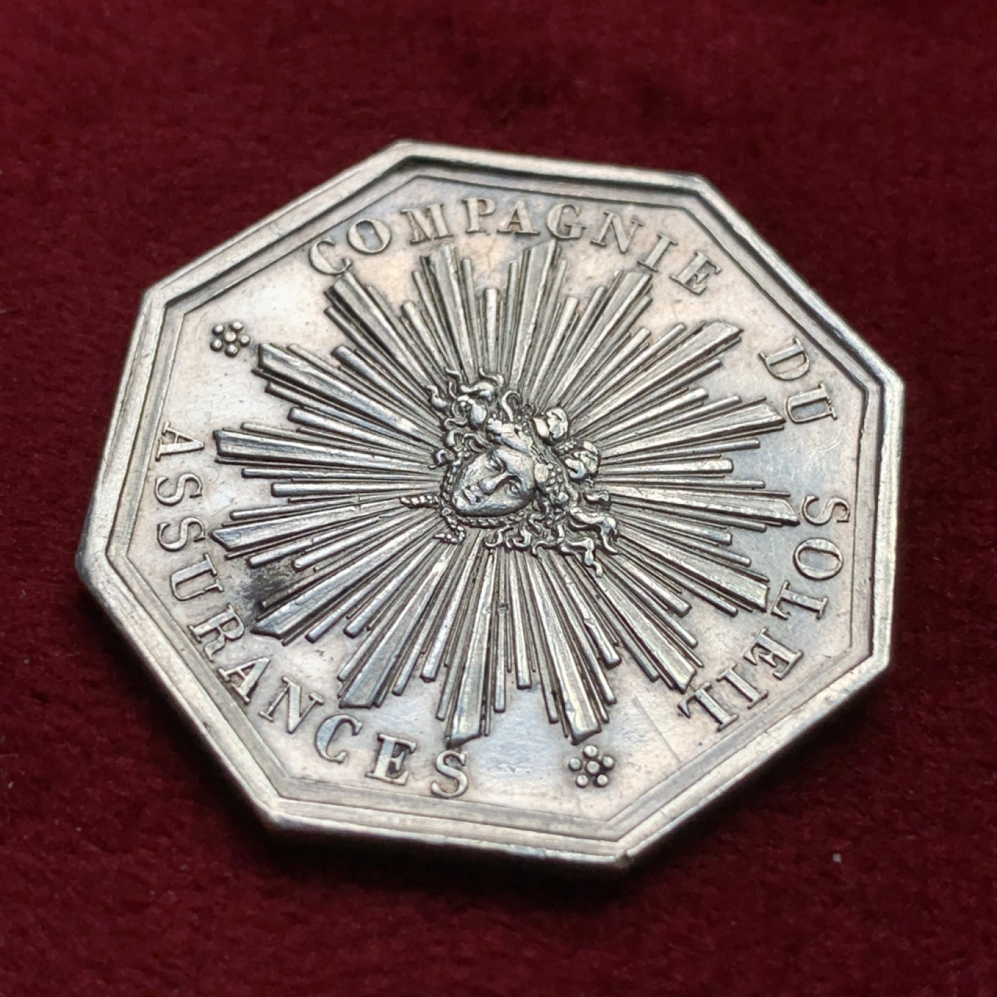 《竞宝斋》第100场-纪念拍卖 (全场包邮)中拍得限量纪念章 法国1832至1841年 菲利普美杜莎美女蛇银质八角代币 细节好 少见品种  重10.13克 对角直径33.1mm 