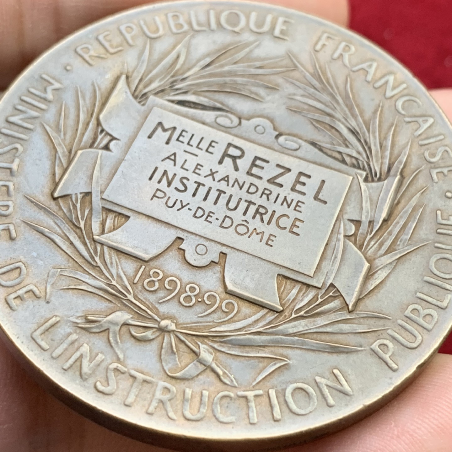 《竞宝斋》第100场-纪念拍卖 (全场包邮)中拍得限量纪念章 罗蒂作品 1899年 法国 初级教育 铜章 原铸带原盒 细节飘逸 非仿制能比 经典之作 66.7克 50.5mm 大规格