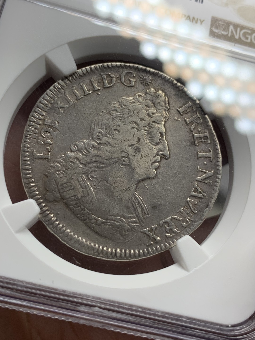 《竞宝斋》第100场-纪念拍卖 (全场包邮)中拍得限量纪念章 NGC XF45 法国 1695年 路易十四 太阳王 1/2 埃居  银币 有分得极少见 书价XF的375美元 这枚细节非常好 上海N给分保守