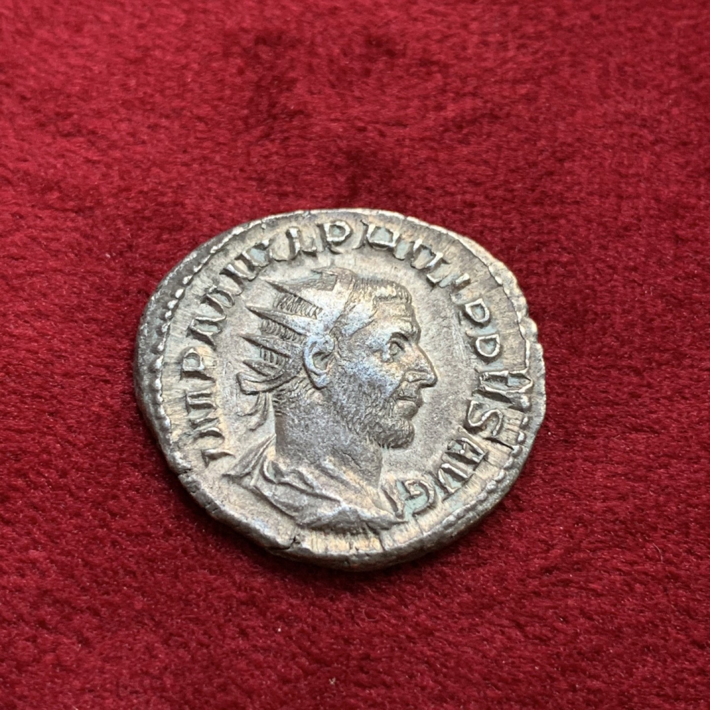 《竞宝斋》第100场-纪念拍卖 (全场包邮)中拍得限量纪念章 古罗马 公元 244-249年 菲利普一世 1D 银币 4.31克 细节非常打制均衡 可收藏