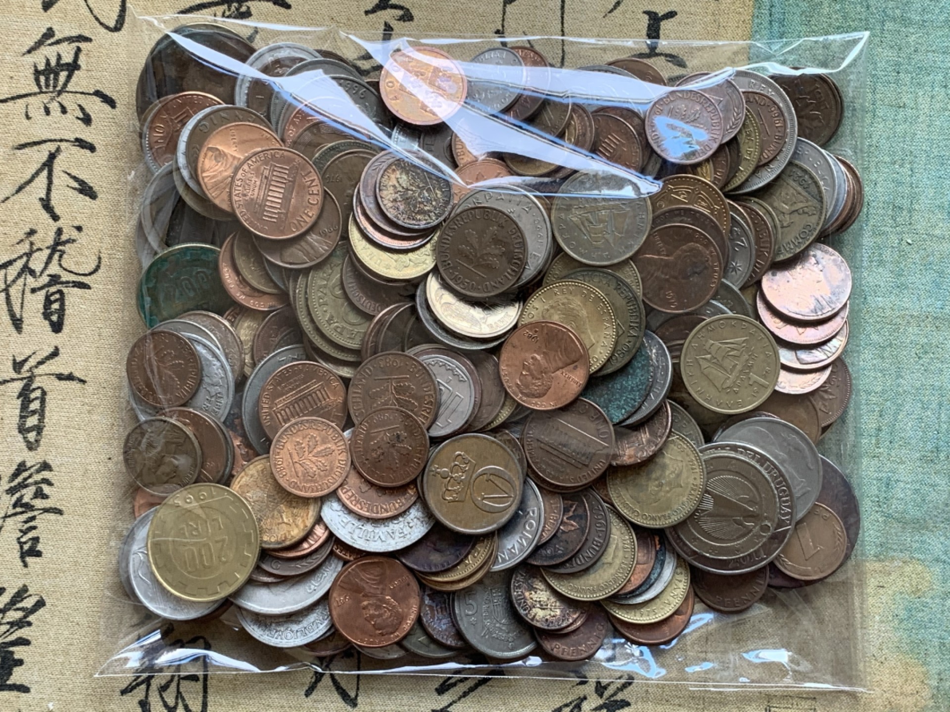 《竞宝斋》第100场-纪念拍卖 (全场包邮)中拍得限量纪念章 散装外币800克 欧洲原包拆出