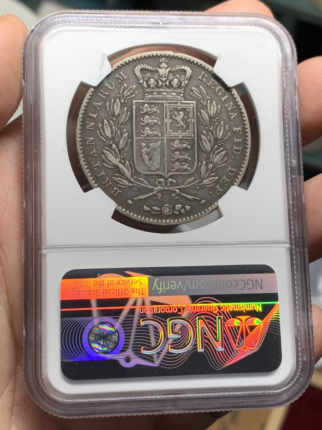 《竞宝斋》第100场-纪念拍卖 (全场包邮)中拍得限量纪念章 NGC XF评级 英国 维多利亚 年轻盾徽版克朗银币 高分与哥特克朗并驾齐驱 这枚有一磕 太可惜了 细节都很好