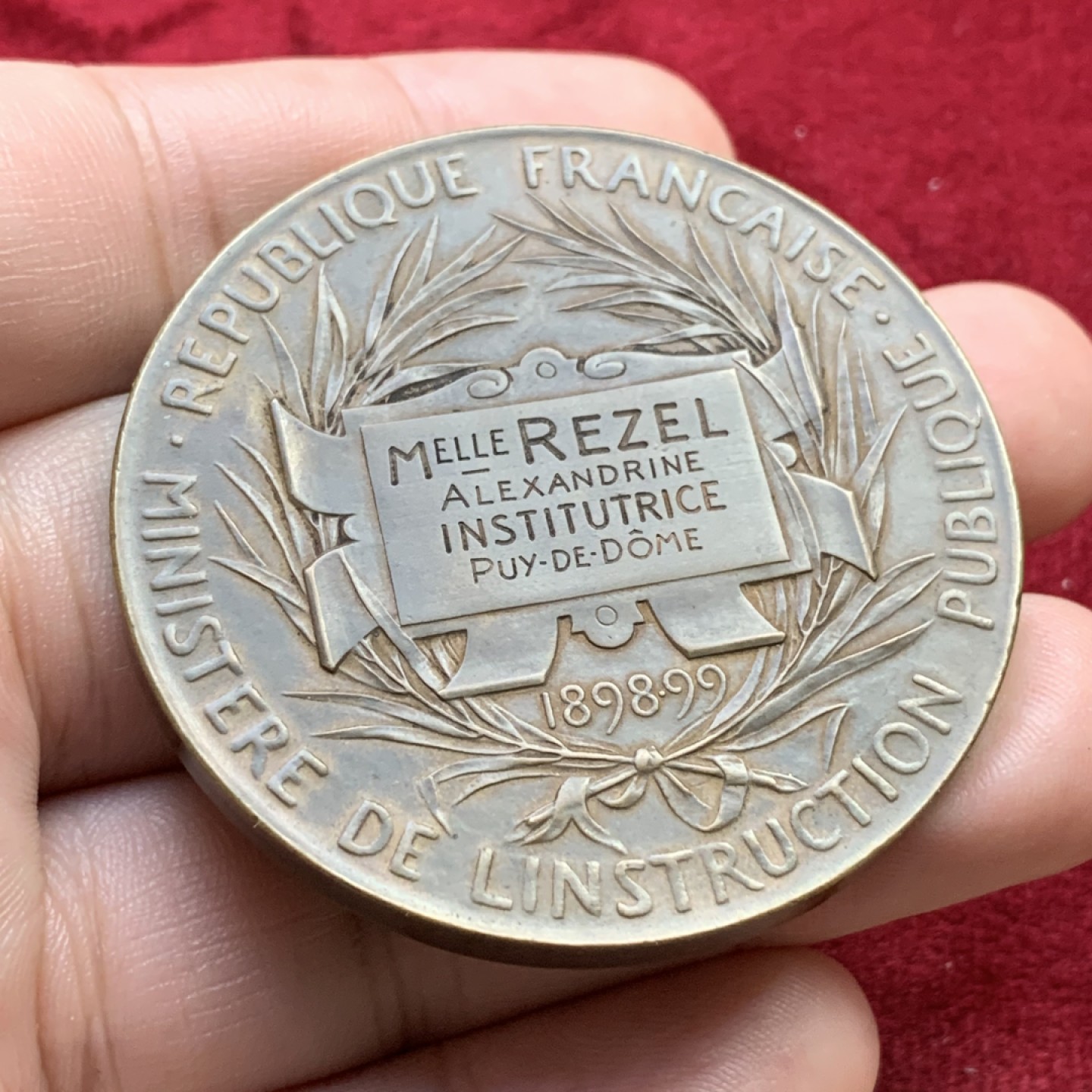 《竞宝斋》第100场-纪念拍卖 (全场包邮)中拍得限量纪念章 罗蒂作品 1899年 法国 初级教育 铜章 原铸带原盒 细节飘逸 非仿制能比 经典之作 66.7克 50.5mm 大规格