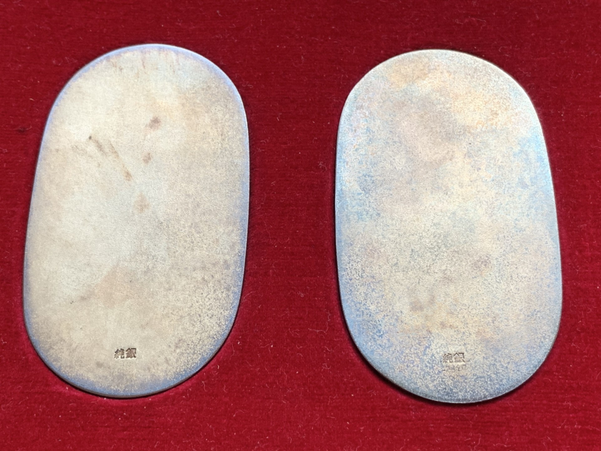 《竞宝斋》第100场-纪念拍卖 (全场包邮)中拍得限量纪念章 日本 十匁银判 2枚一起  原装桐木盒 包浆五彩绚丽 2枚重75.5克 古度量1匁=3.75 符合标准 纯银 值得收藏