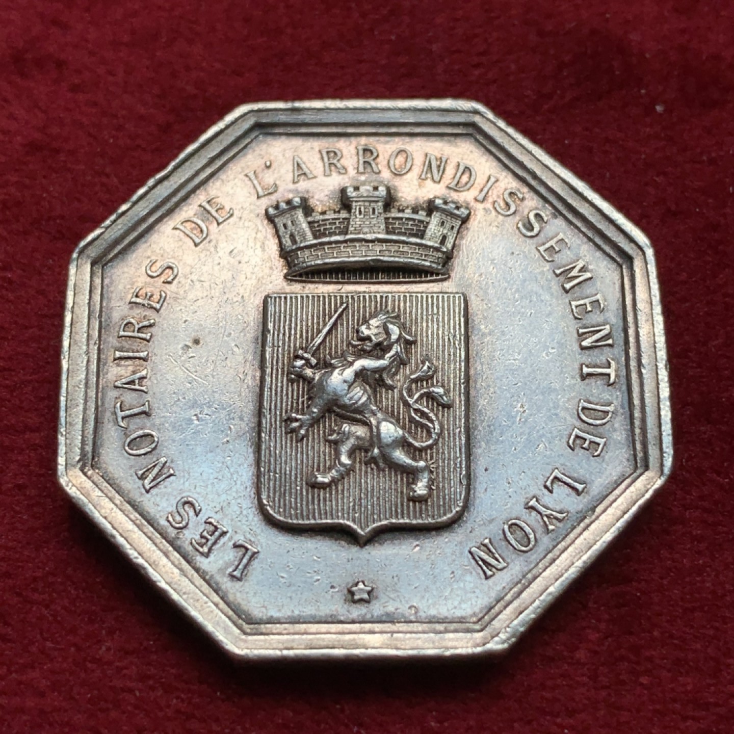 《竞宝斋》第100场-纪念拍卖 (全场包邮)中拍得限量纪念章 法国里昂19世纪公证人八角银质代币 重18.9克 对角直径35.6mm 大规格高浮雕