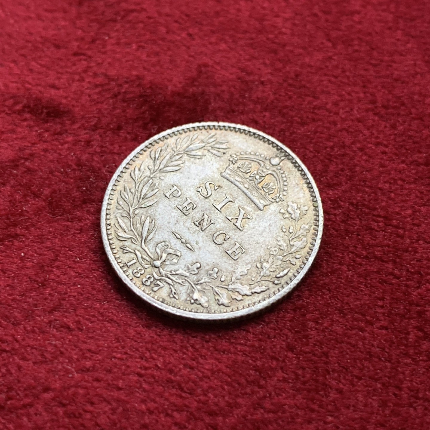 《竞宝斋》第100场-纪念拍卖 (全场包邮)中拍得限量纪念章 英国 1887年 维多利亚女王 SIX 标注版  6便士银币 细节好，高点具在 值得入手