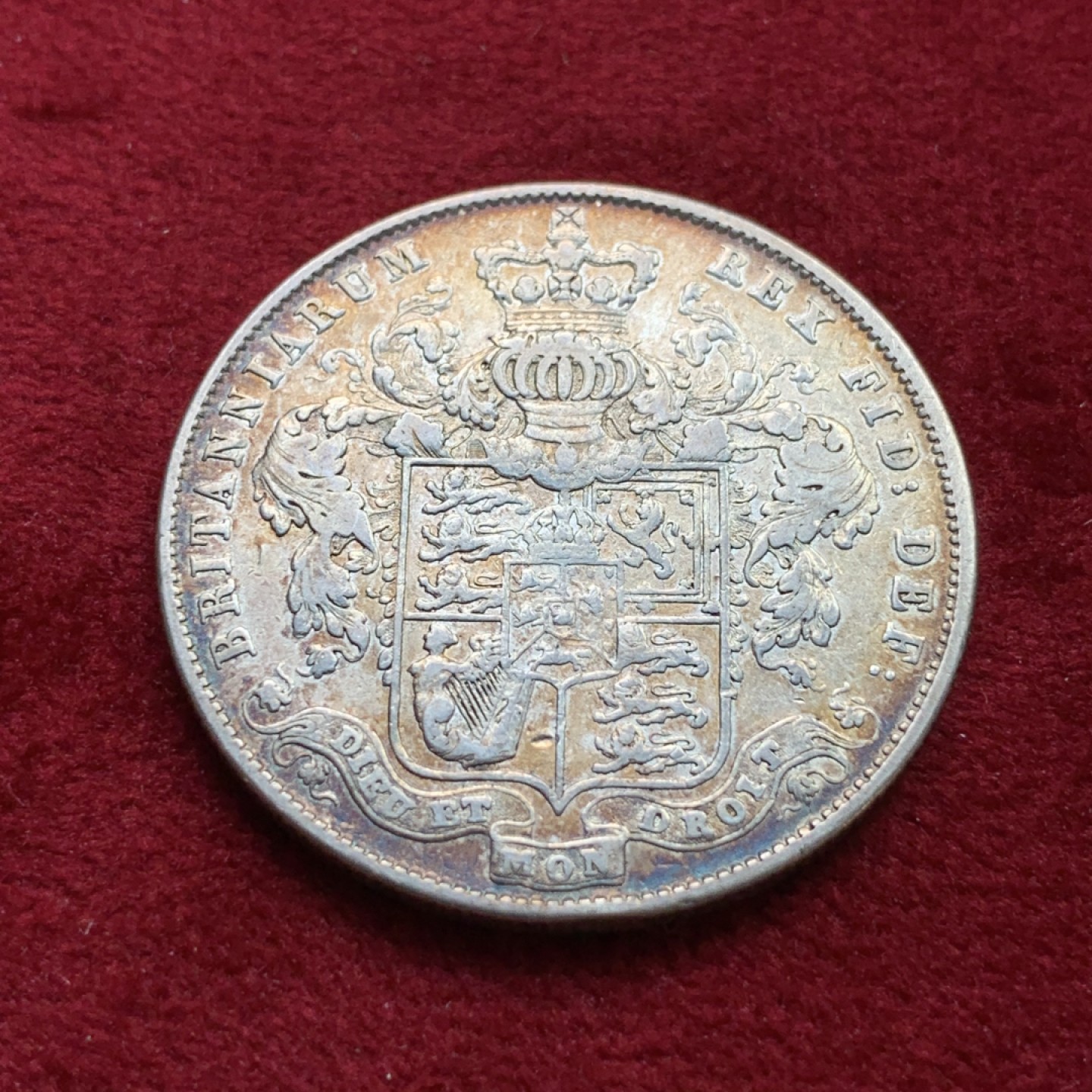 《竞宝斋》第100场-纪念拍卖 (全场包邮)中拍得限量纪念章 少见品种 英国 1825年 乔四 半克朗银币 细节很不错 包浆放几年室内自然形成 大窗帘也不错