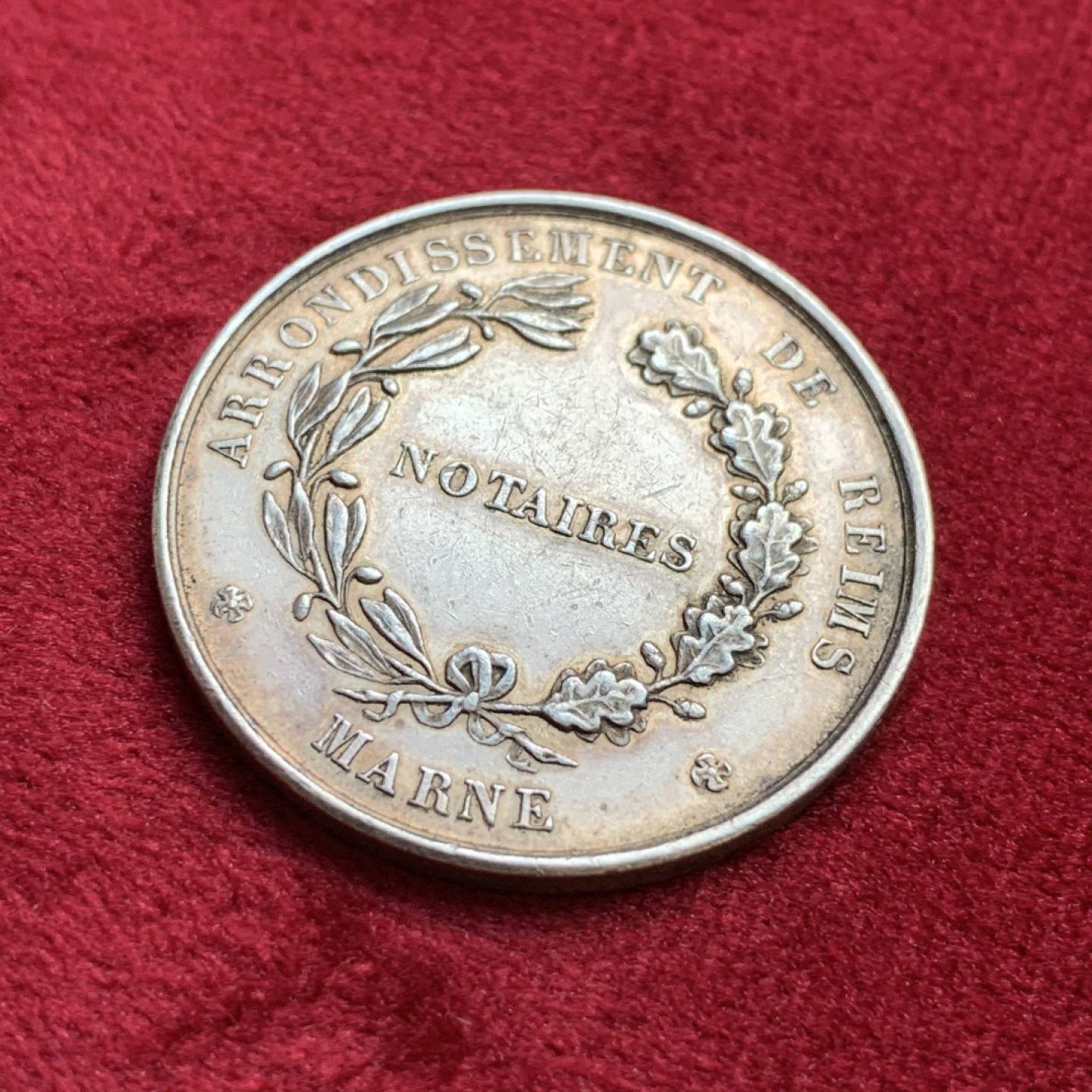 《竞宝斋》第100场-纪念拍卖 (全场包邮)中拍得限量纪念章 法国 1824年 兰斯区公证人圆型代币 丰饶角边铭 原味深五彩包浆 重11.9克 直径33.3mm 