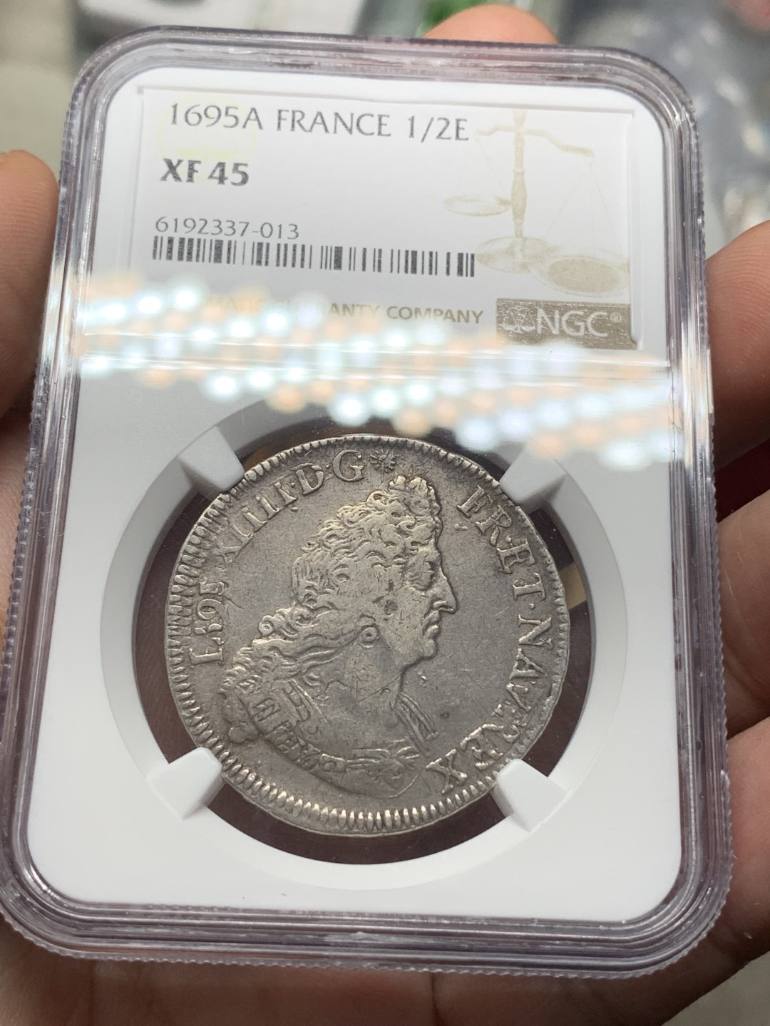 《竞宝斋》第100场-纪念拍卖 (全场包邮)中拍得限量纪念章 NGC XF45 法国 1695年 路易十四 太阳王 1/2 埃居  银币 有分得极少见 书价XF的375美元 这枚细节非常好 上海N给分保守