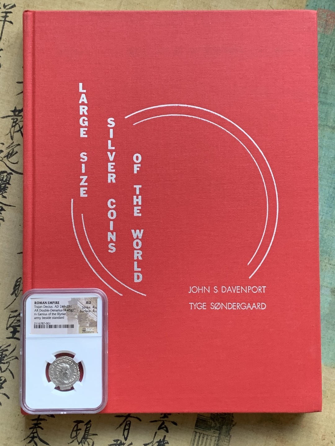 《竞宝斋》第100场-纪念拍卖 (全场包邮)中拍得限量纪念章 精装本 达文波特 世界大规格 银币目录 囊括各国2泰勒到16泰勒超大规格银币，精装杂志大小 既是目录本身也是收藏品 保存的极好