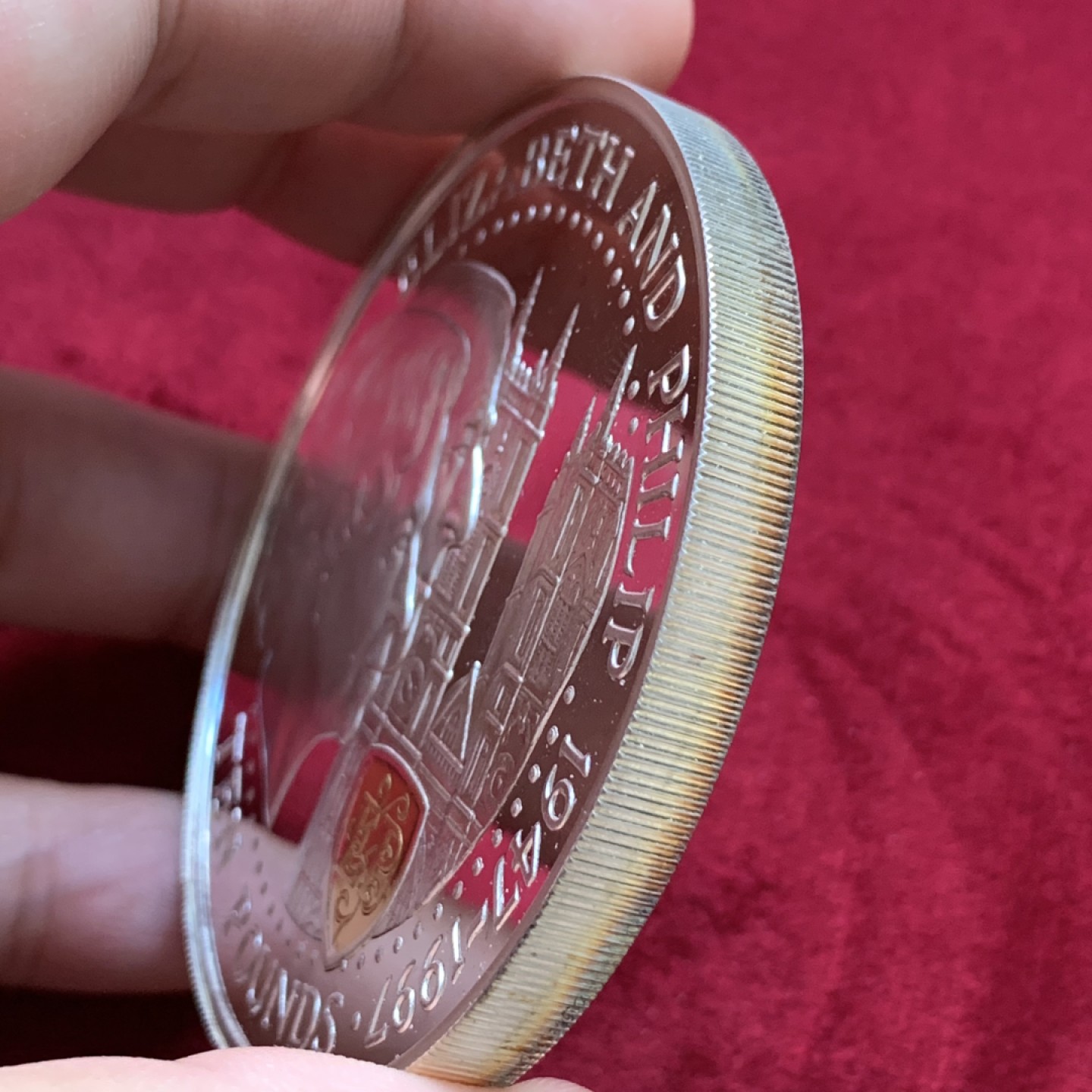 《竞宝斋》第100场-纪念拍卖 (全场包邮)中拍得限量纪念章 英属根西 1997年 伊丽莎白二世与菲利普亲王 金婚纪念 5盎司大银币 156克999银 非常少见的品种 已经成为绝唱