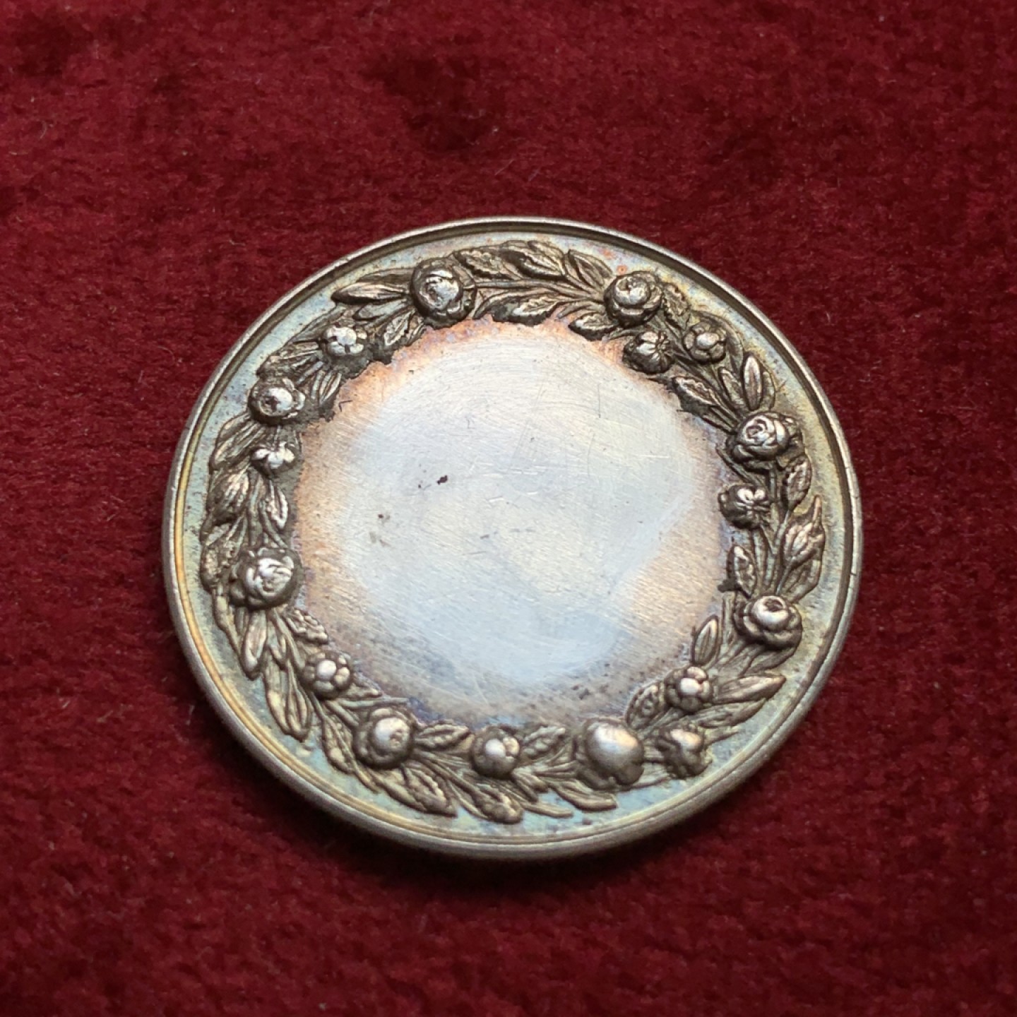 《竞宝斋》第100场-纪念拍卖 (全场包邮)中拍得限量纪念章 法国 1860至1879年 百年老彩 结婚纪念银章 直径23.9mm 重5.1克 蜜蜂边铭 银标