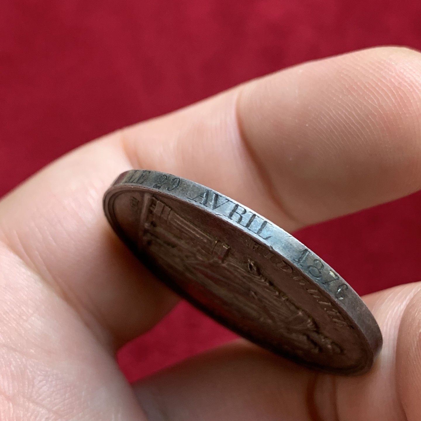 《竞宝斋》第100场-纪念拍卖 (全场包邮)中拍得限量纪念章 法国 1876年 银质婚章 深五彩包浆 背面花体铭文 边缘带新人名字及结婚日期 蜜蜂边铭 银标 直径33.7mm 重16克