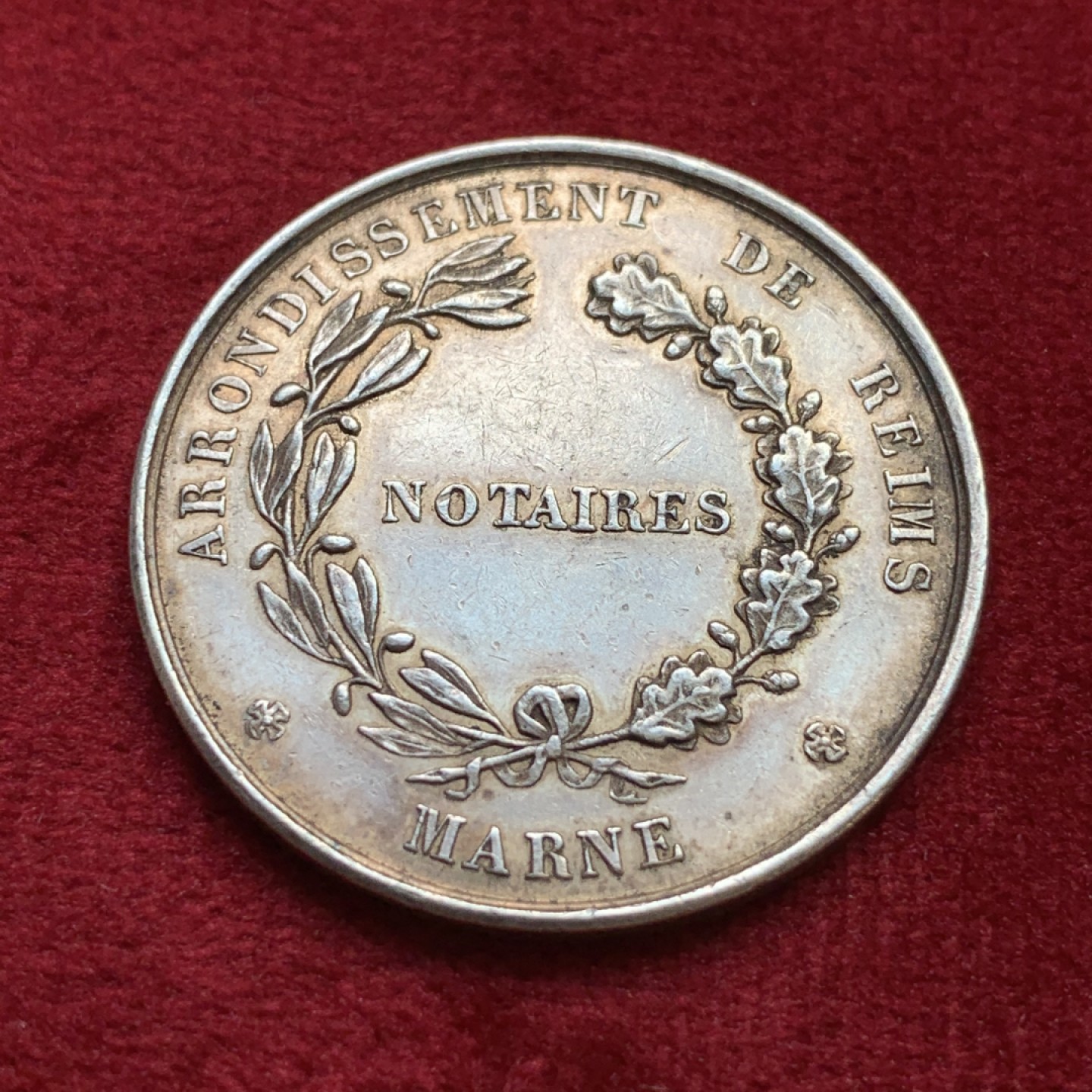 《竞宝斋》第100场-纪念拍卖 (全场包邮)中拍得限量纪念章 法国 1824年 兰斯区公证人圆型代币 丰饶角边铭 原味深五彩包浆 重11.9克 直径33.3mm 