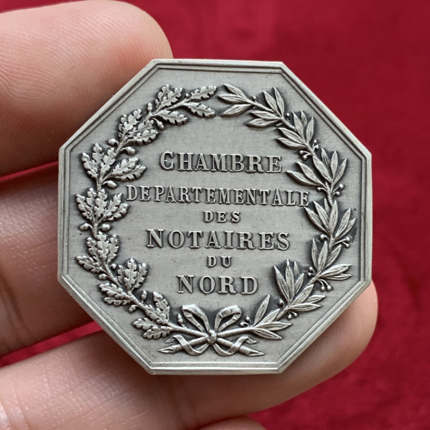 《竞宝斋》第100场-纪念拍卖 (全场包邮)中拍得限量纪念章 法国里尔省公证女神八角银章 重19.24克 对角直径36.7mm 丰饶角边铭 银标