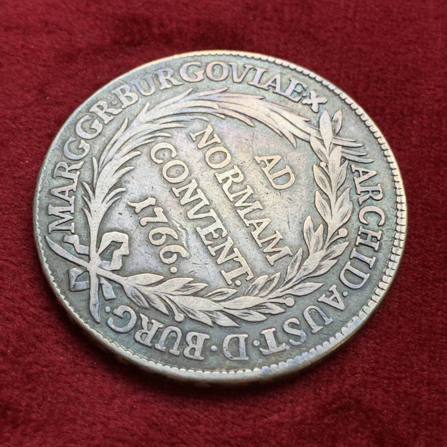 《竞宝斋》第100场-纪念拍卖 (全场包邮)中拍得限量纪念章 1766年 奥地利 哈布斯堡王朝 1泰勒 大银币 原味深彩包浆  200多年的岁月造带走了棱角留下了温润 不可多得