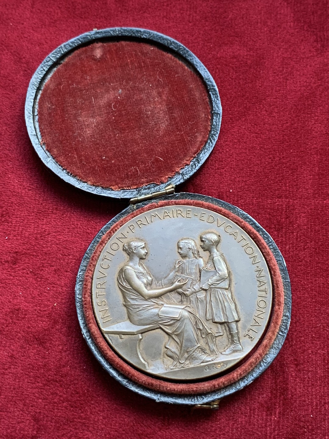 《竞宝斋》第100场-纪念拍卖 (全场包邮)中拍得限量纪念章 罗蒂作品 1899年 法国 初级教育 铜章 原铸带原盒 细节飘逸 非仿制能比 经典之作 66.7克 50.5mm 大规格