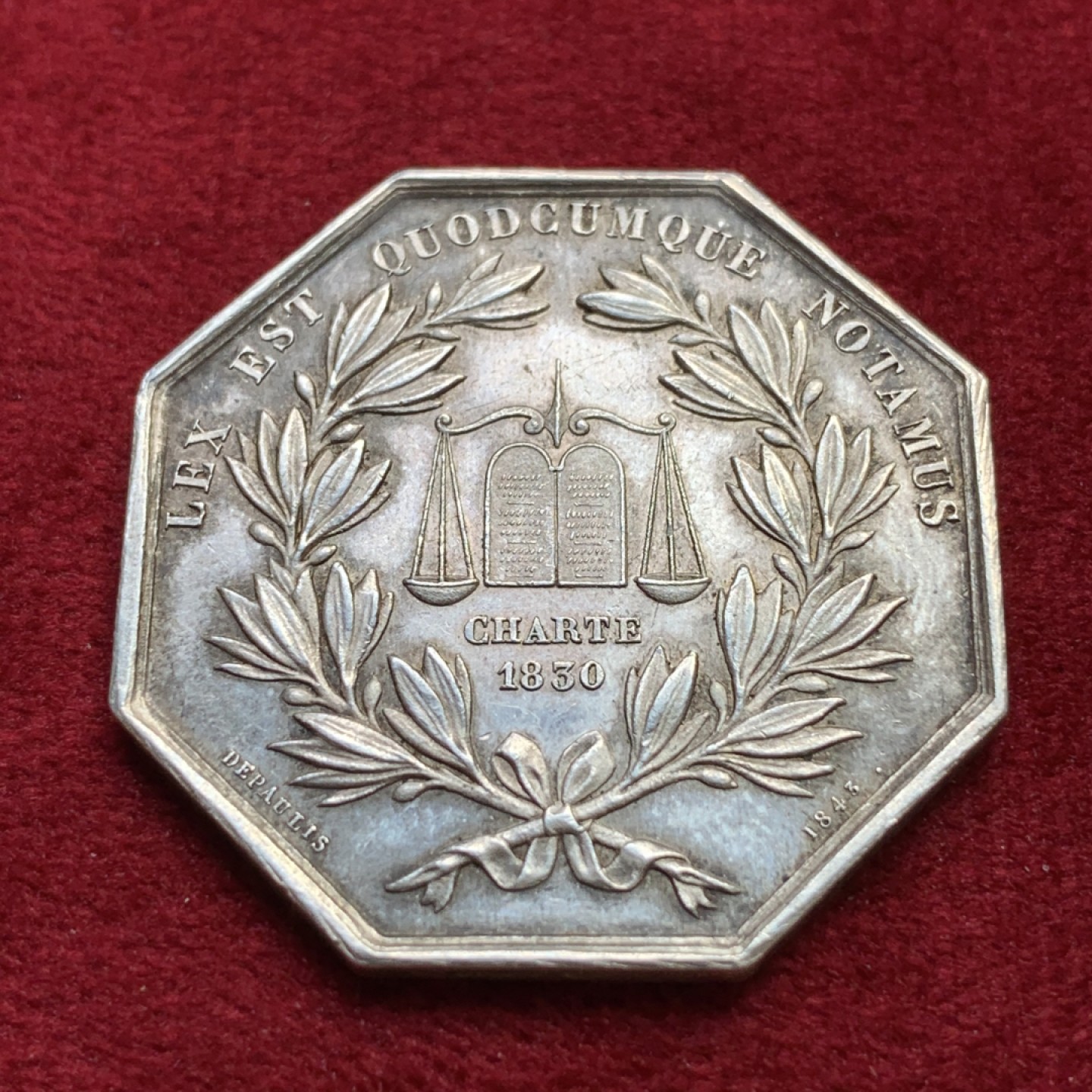 《竞宝斋》第100场-纪念拍卖 (全场包邮)中拍得限量纪念章 法国1842年卡昂公证人银质代币 原味包浆 少见品种 对角直径34.8mm 重13.1克 手指铭 银标