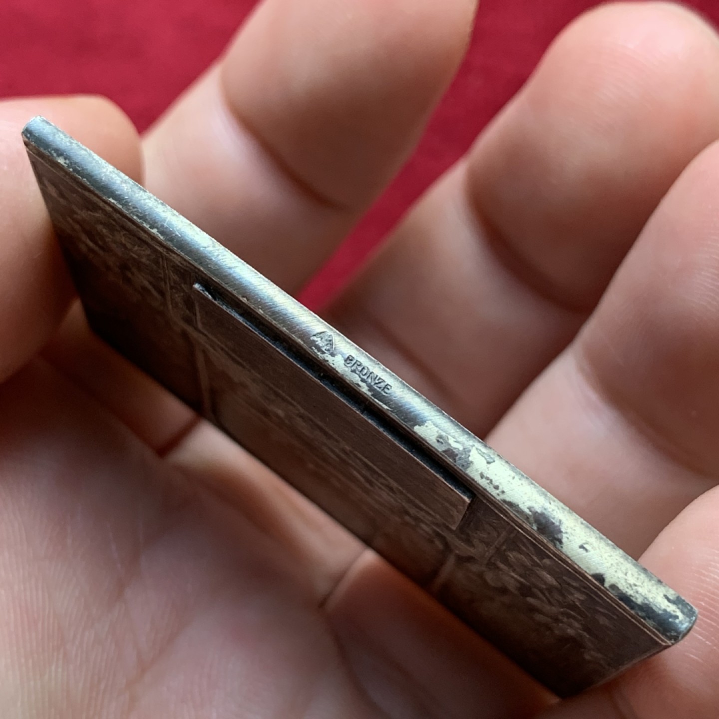 《竞宝斋》第100场-纪念拍卖 (全场包邮)中拍得限量纪念章 法国 鲁昂市 镀银通常 1900前后  莱斐伏尔 作品 梅拉德夫人静坐在塞纳河边 背面为三联城市景观图 44克 37X50mm 非常好