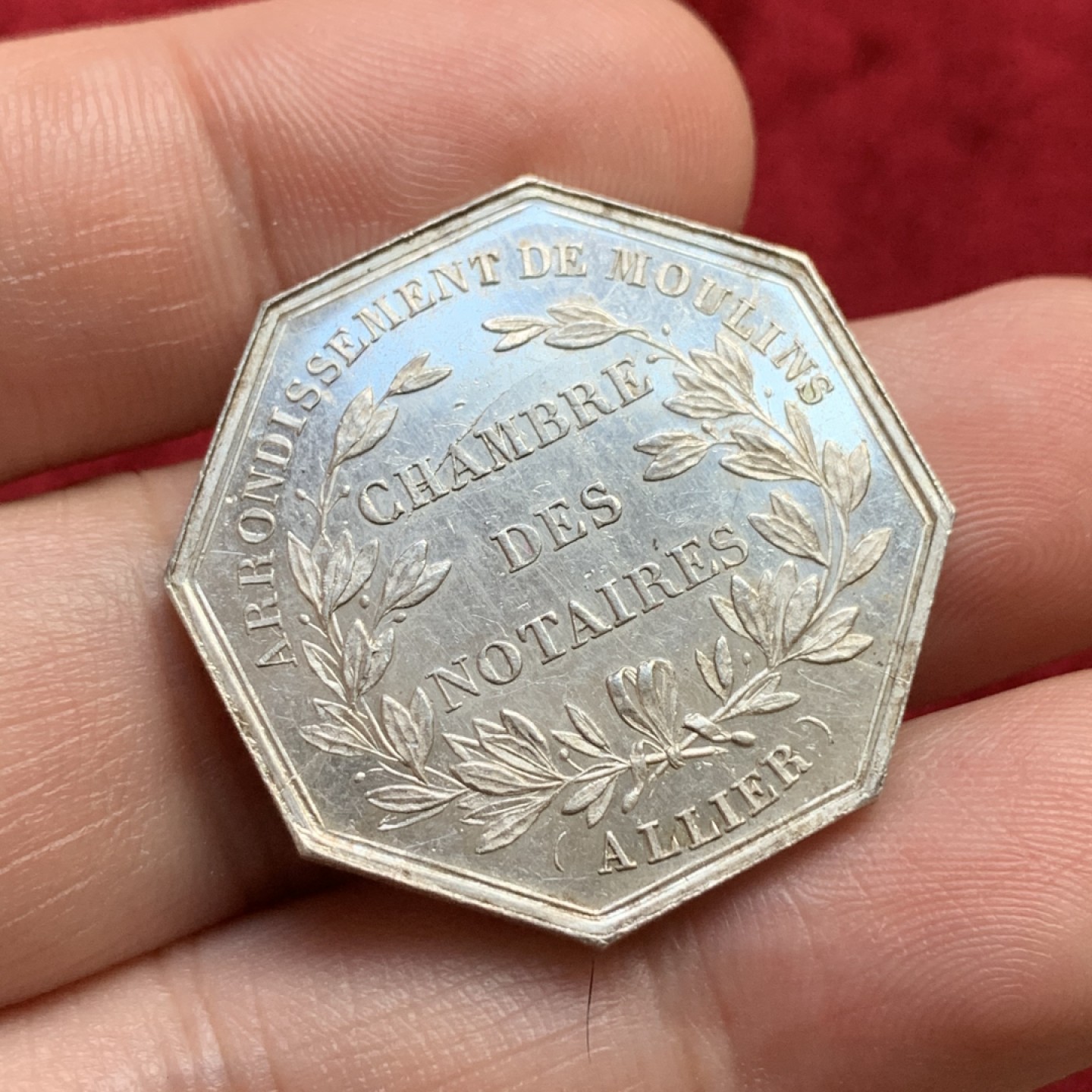 《竞宝斋》第100场-纪念拍卖 (全场包邮)中拍得限量纪念章 法国1845至1860年左右 公证员商会银质八角代币 重12克 对角直径32.6mm 手指边铭 银标
