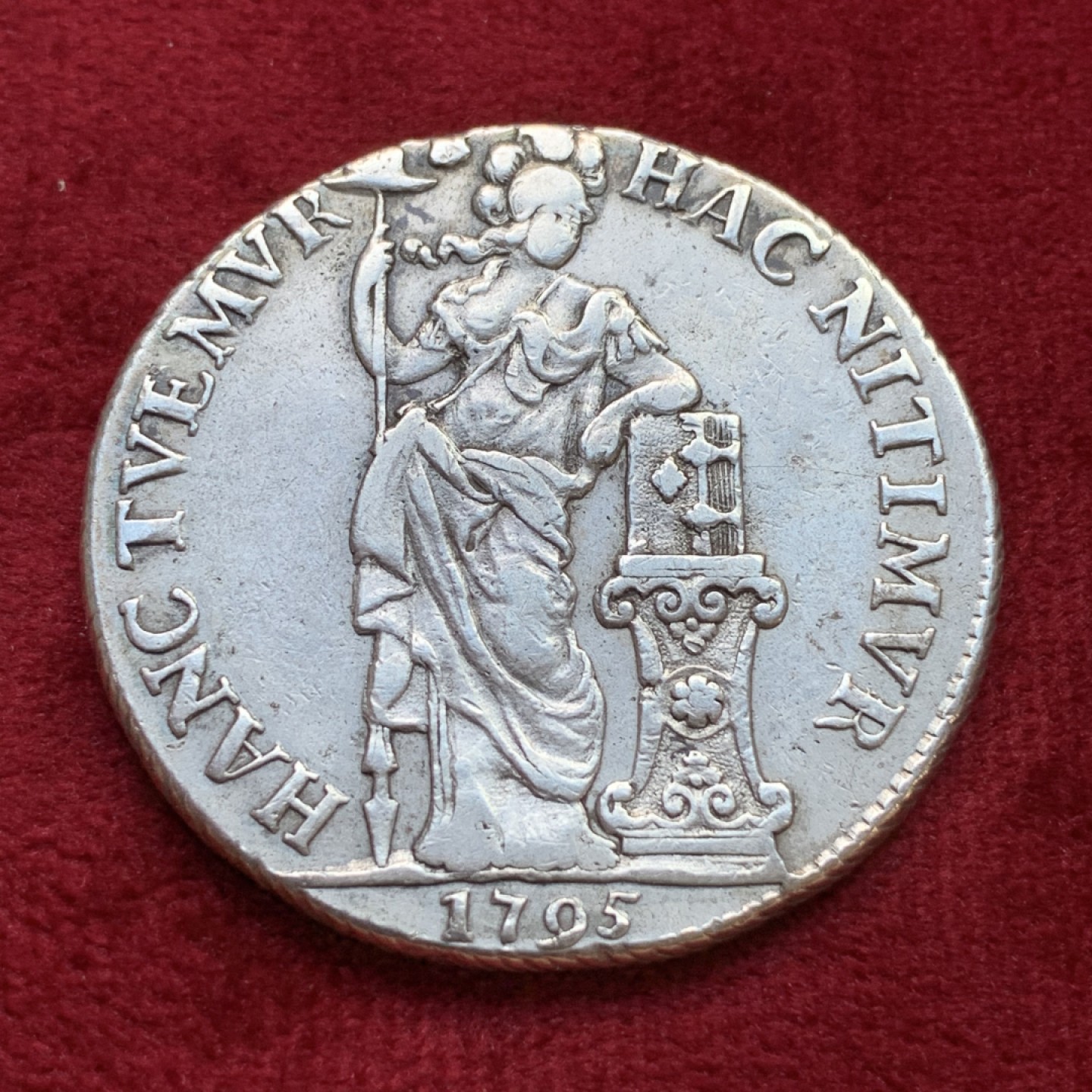 《竞宝斋》第100场-纪念拍卖 (全场包邮)中拍得限量纪念章 荷兰 1795年 3盾 女站人大银币 31.34克 的大重量  打制均匀 细节很不错 难得裸币 斜边齿 非常有特色