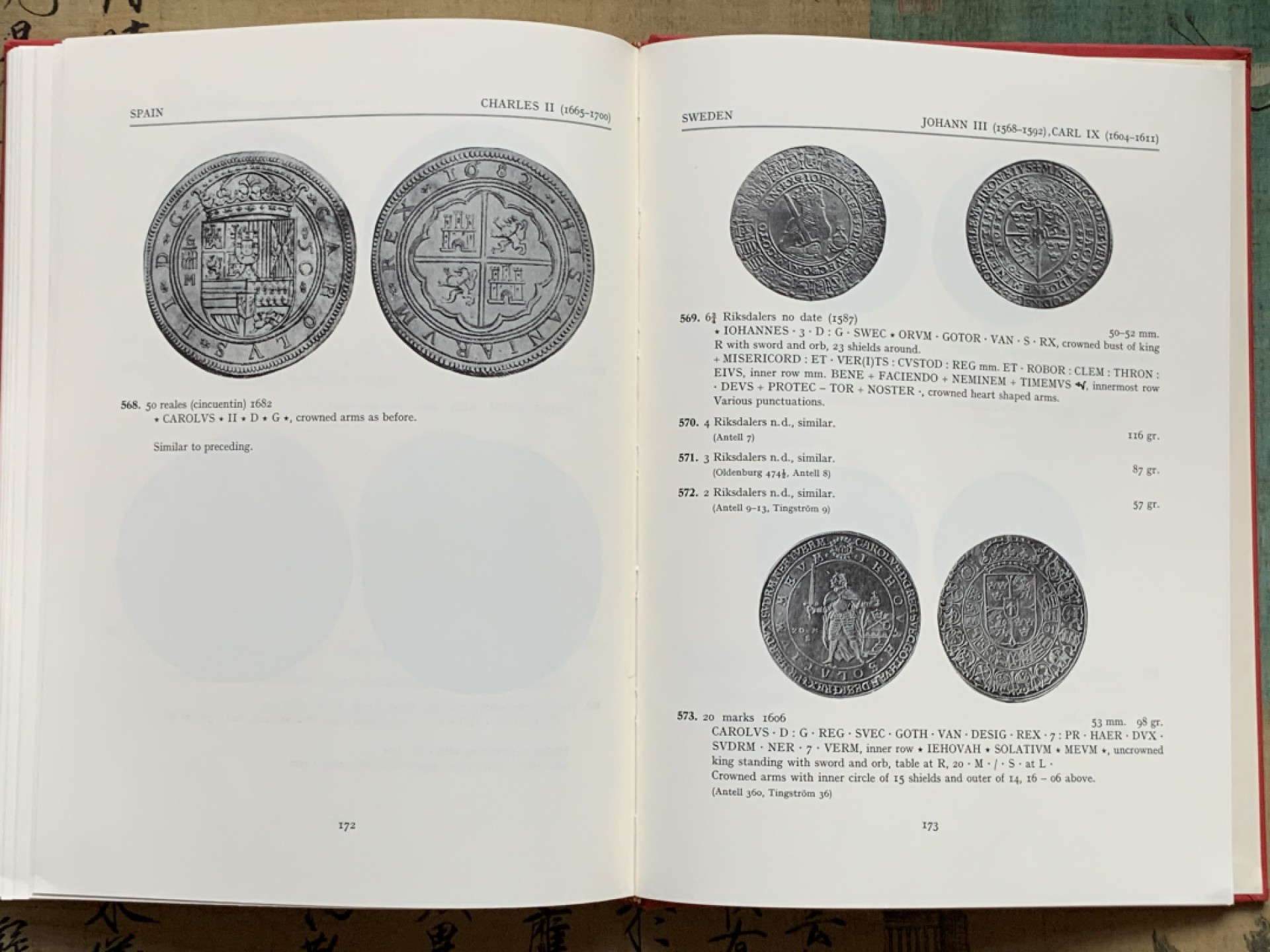《竞宝斋》第100场-纪念拍卖 (全场包邮)中拍得限量纪念章 精装本 达文波特 世界大规格 银币目录 囊括各国2泰勒到16泰勒超大规格银币，精装杂志大小 既是目录本身也是收藏品 保存的极好