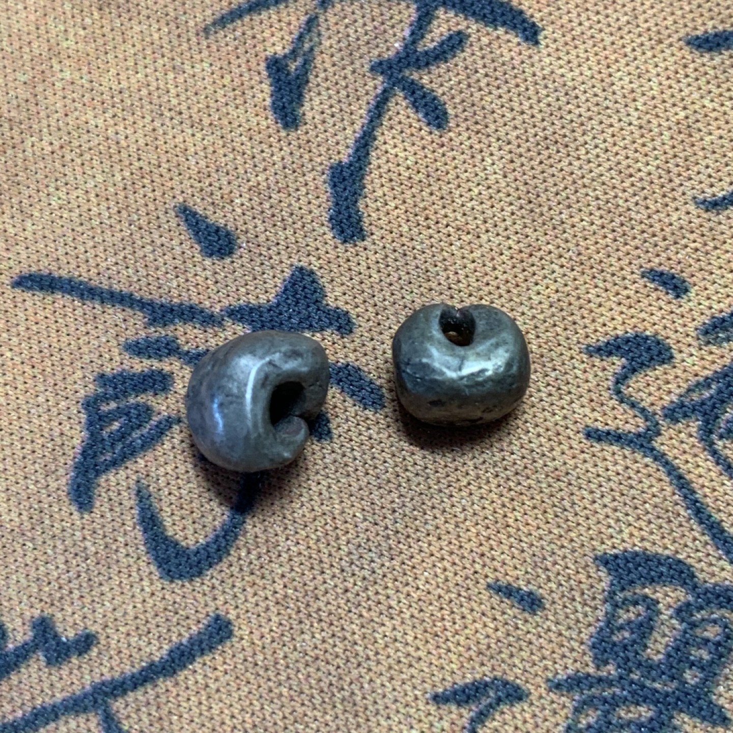 《竞宝斋》第100场-纪念拍卖 (全场包邮)中拍得限量纪念章 2枚一组 泰国暹罗时期 屁股银两枚 单枚重量1.56克 少见品种