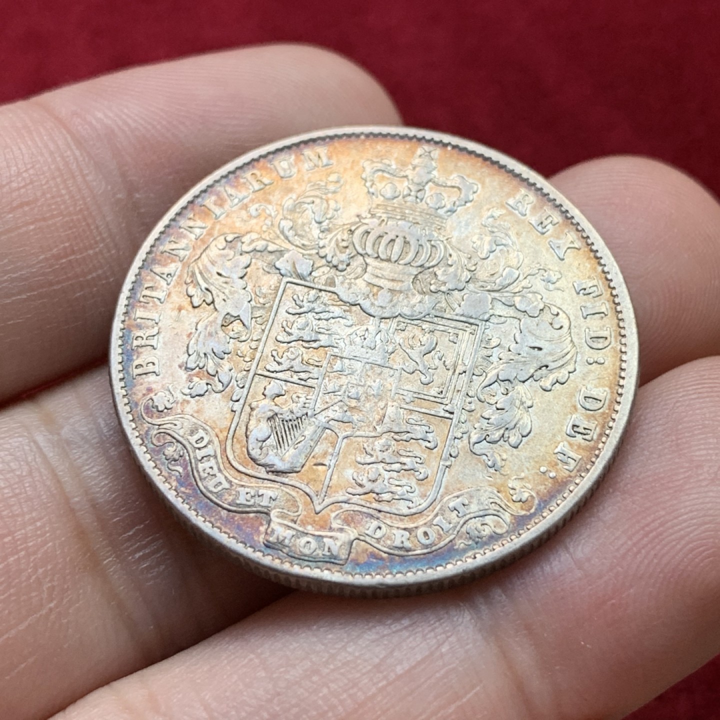 《竞宝斋》第100场-纪念拍卖 (全场包邮)中拍得限量纪念章 少见品种 英国 1825年 乔四 半克朗银币 细节很不错 包浆放几年室内自然形成 大窗帘也不错