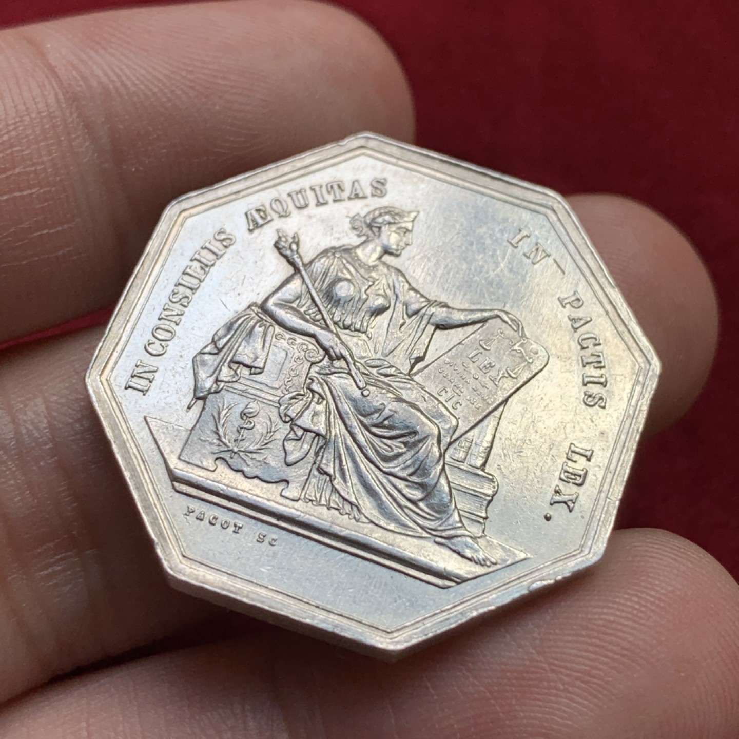 《竞宝斋》第100场-纪念拍卖 (全场包邮)中拍得限量纪念章 法国1880至1898年 公证人八角银章 15.12克 对角直径33.62mm 丰饶角边铭