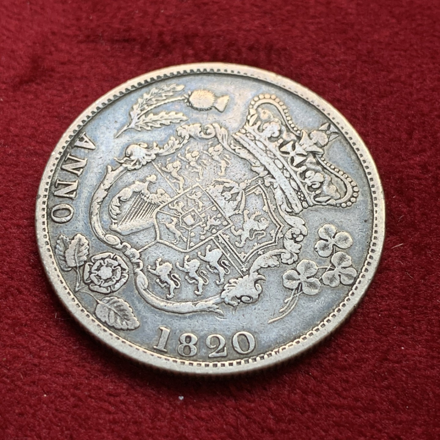 《竞宝斋》第100场-纪念拍卖 (全场包邮)中拍得限量纪念章 热门品种 英国 1820年 乔四半克朗 银币 老五彩包浆 状态自然 可收藏