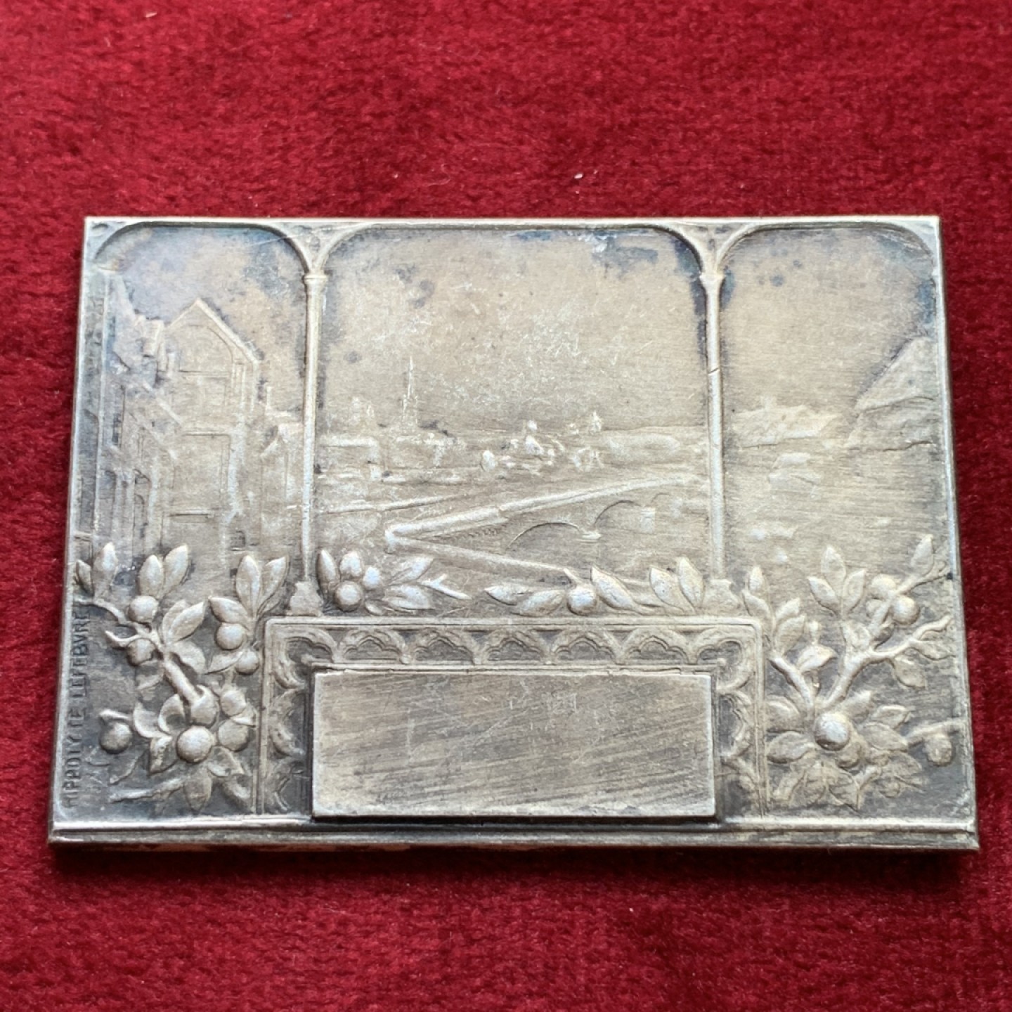 《竞宝斋》第100场-纪念拍卖 (全场包邮)中拍得限量纪念章 法国 鲁昂市 镀银通常 1900前后  莱斐伏尔 作品 梅拉德夫人静坐在塞纳河边 背面为三联城市景观图 44克 37X50mm 非常好