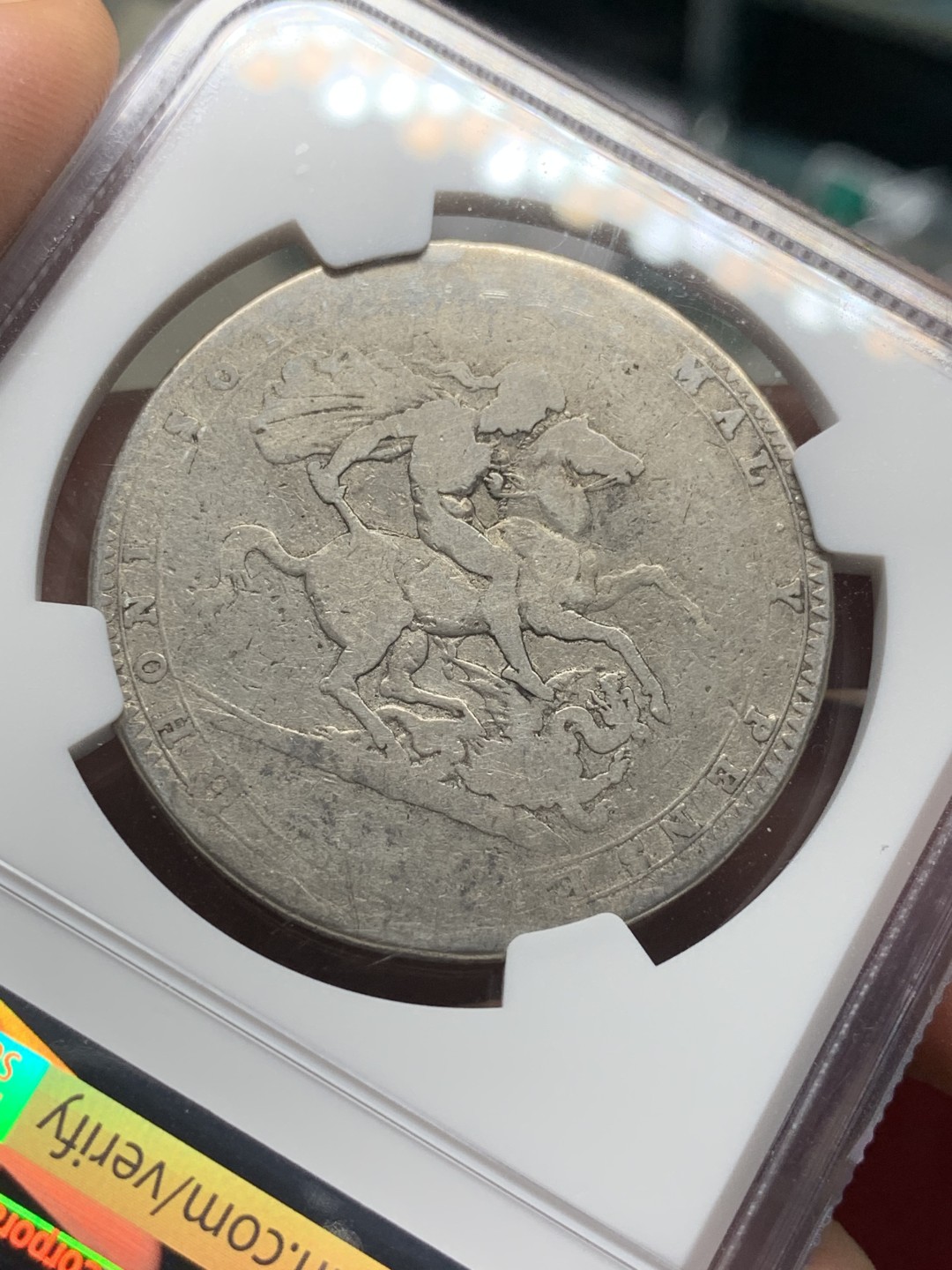 《竞宝斋》第100场-纪念拍卖 (全场包邮)中拍得限量纪念章 NGC G4 英国 1820年 乔三 马剑克朗银币 200年的历练 温润的状态 MS易得 低分难求